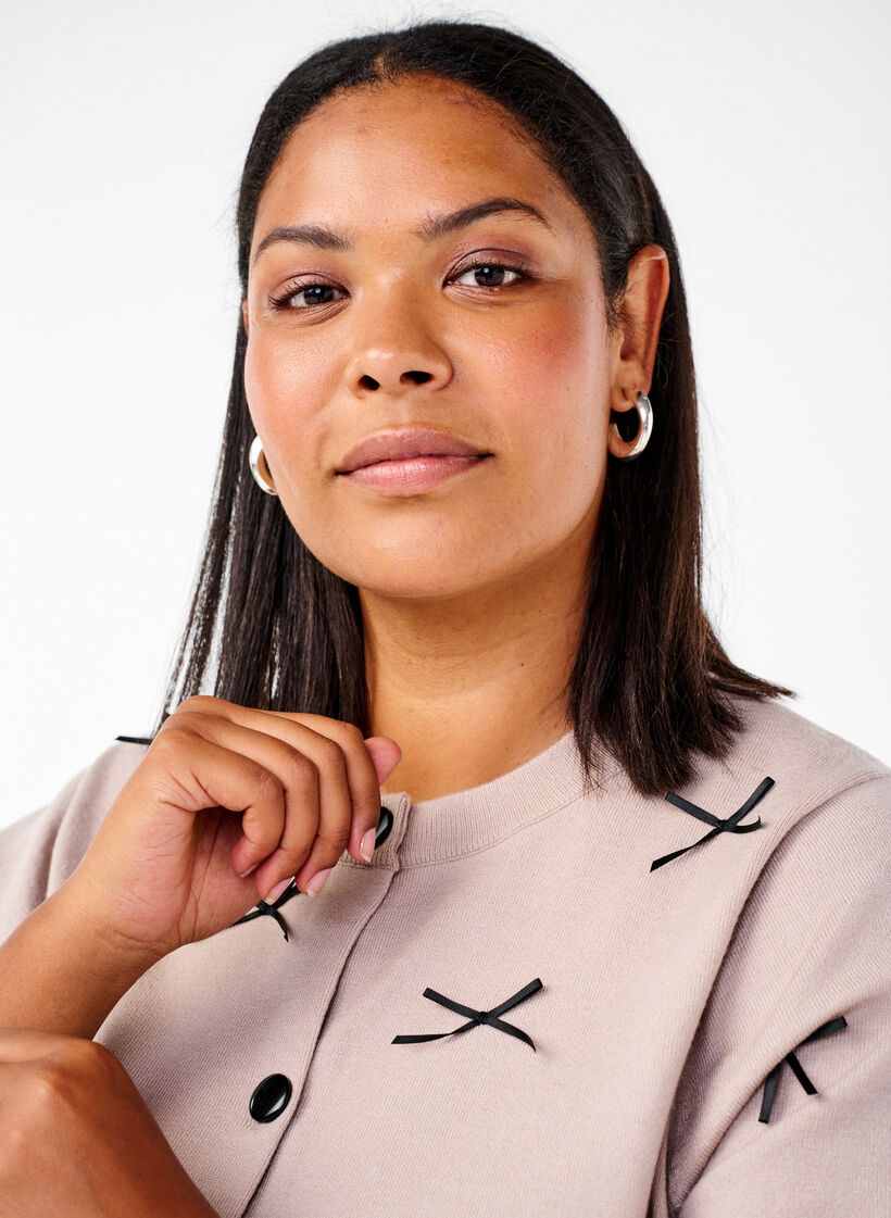 Strikcardigan med sløjfer, Simply T. Black Bows, Model image number 2