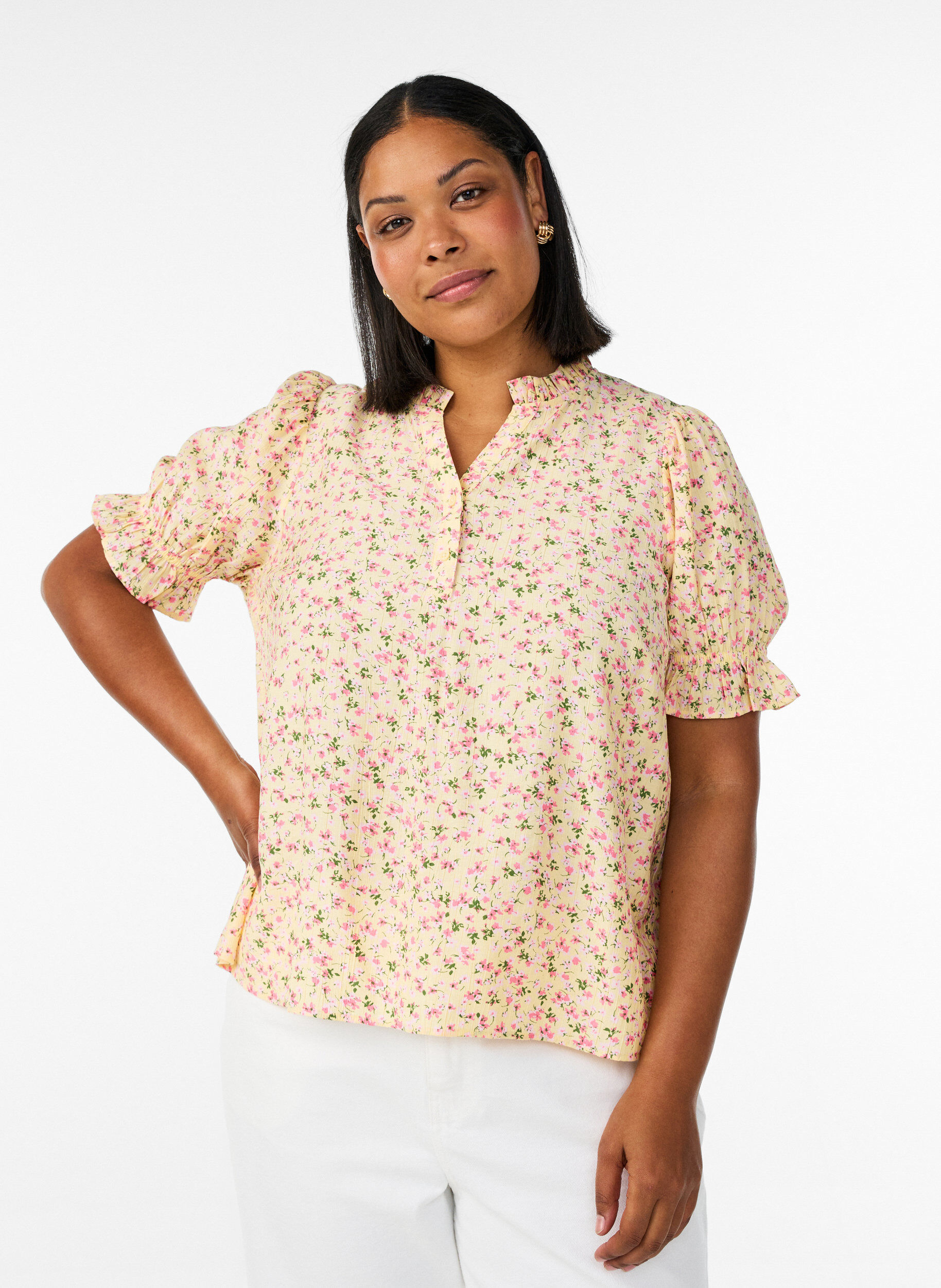 Blomstret bluse i viskose med korte &aelig;rmer og fl&aelig;sekrave, Gul, Model