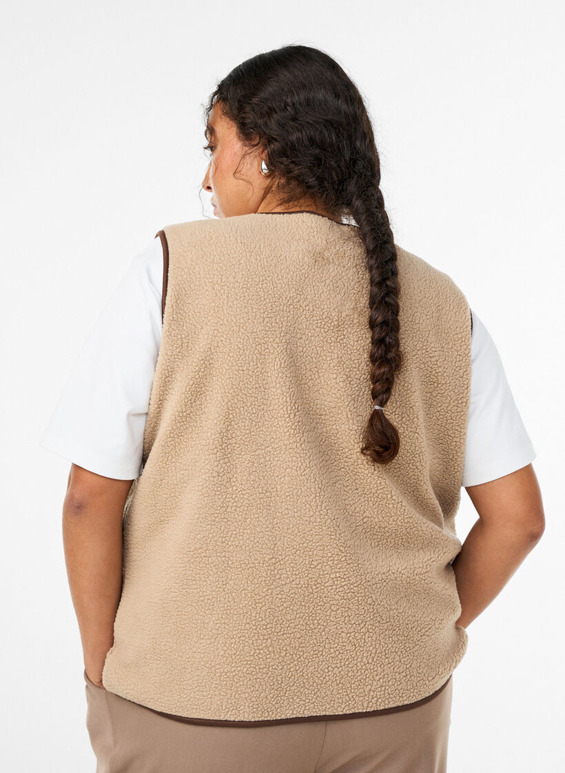 Vest i teddyfleece med kontrastkanter, Beige, Model image number 2