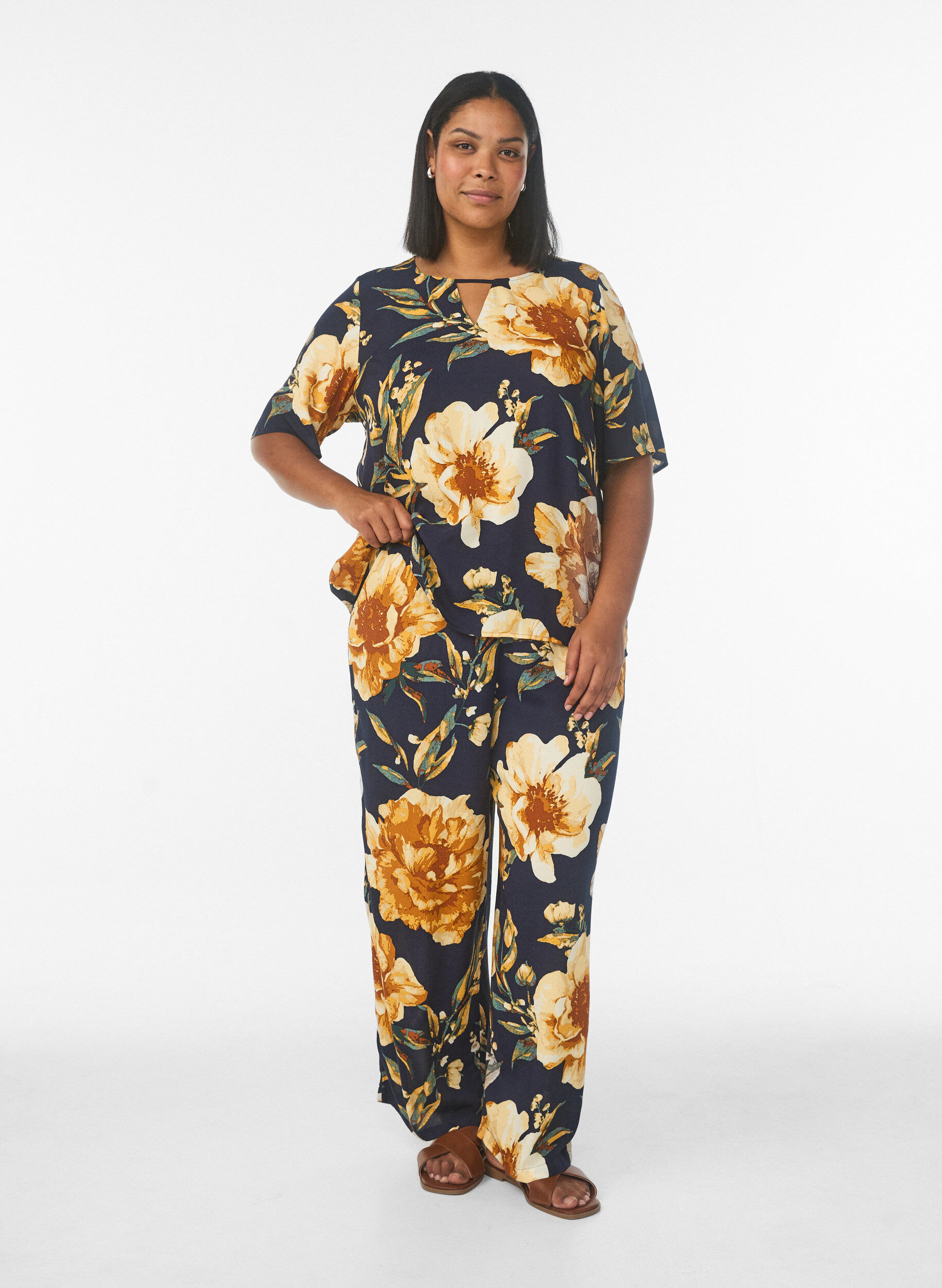 Zizzi L&oslash;se viskosebukser med print, Bl&aring;, Model image number 0