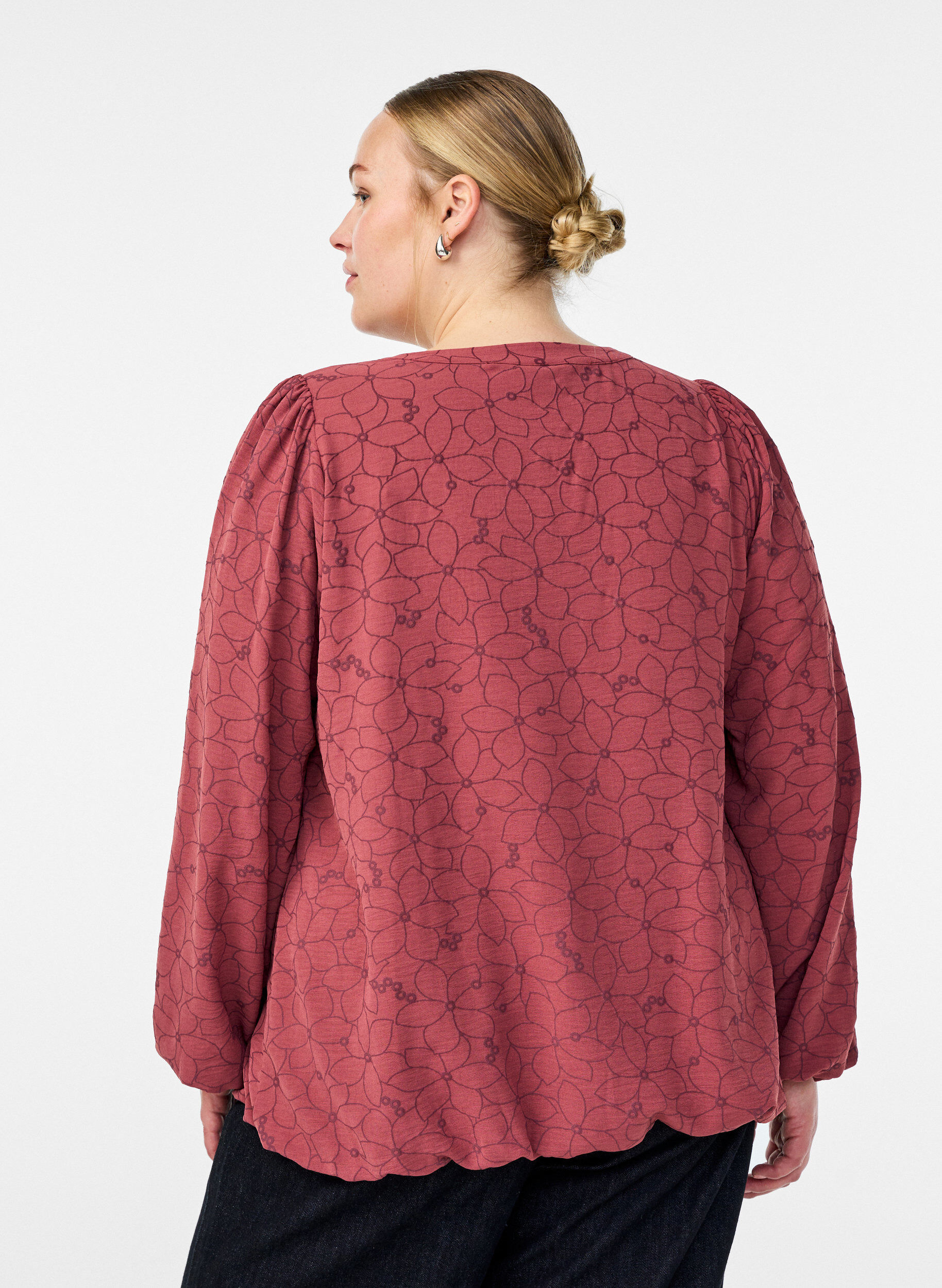 Zizzi Lang&aelig;rmet bluse med broderet blomsterm&oslash;nster, Lyser&oslash;d, Model image number 2