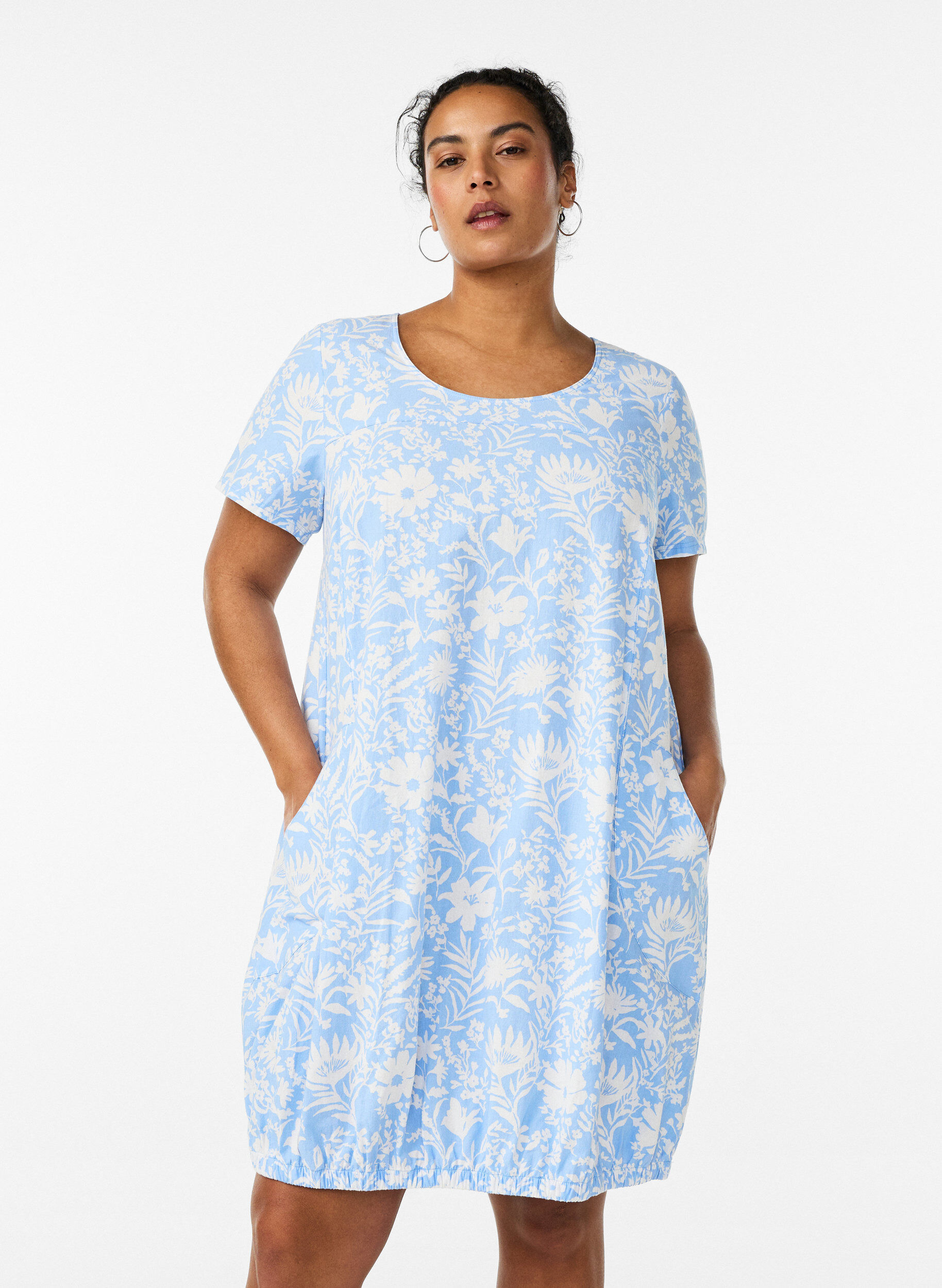 Kort&aelig;rmet bomuldskjole med print, Vanilla, Model