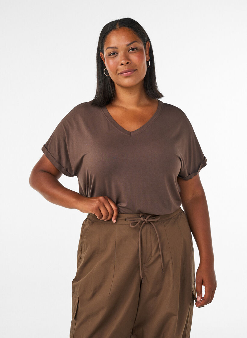 Basis T-shirt i viskose med V-hals, Brun, Model image number 0