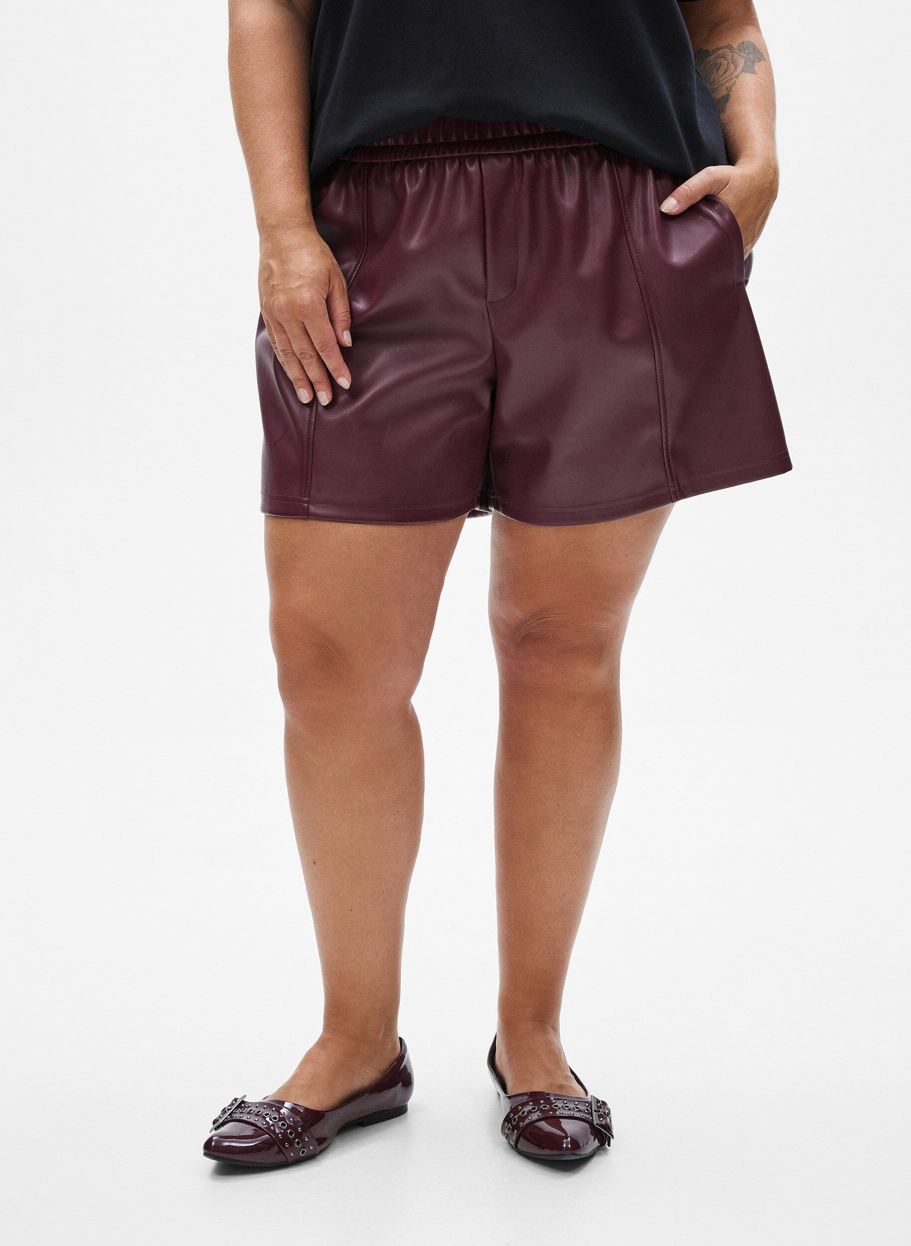 Zizzi L&oslash;se shorts i imiteret l&aelig;der med elastisk linning, M&oslash;rk Bordeaux, Model image number 3