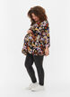 Graviditets bluse i viskose med blomsterprint, Black Flower AOP, Model image number 2