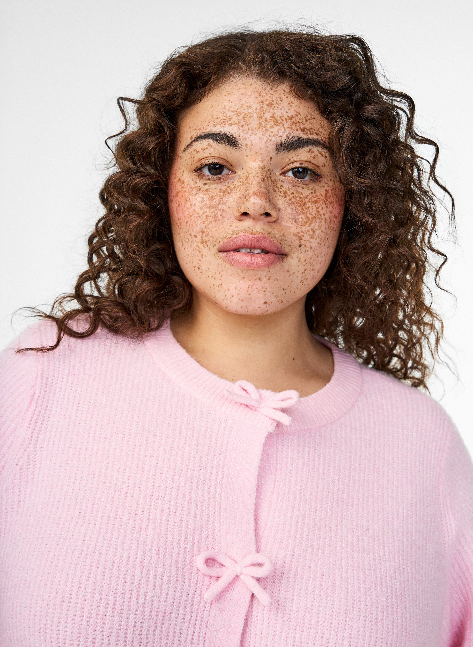 Zizzi Kort&aelig;rmet strikcardigan med sl&oslash;jfer, Lyser&oslash;d, Model image number 3