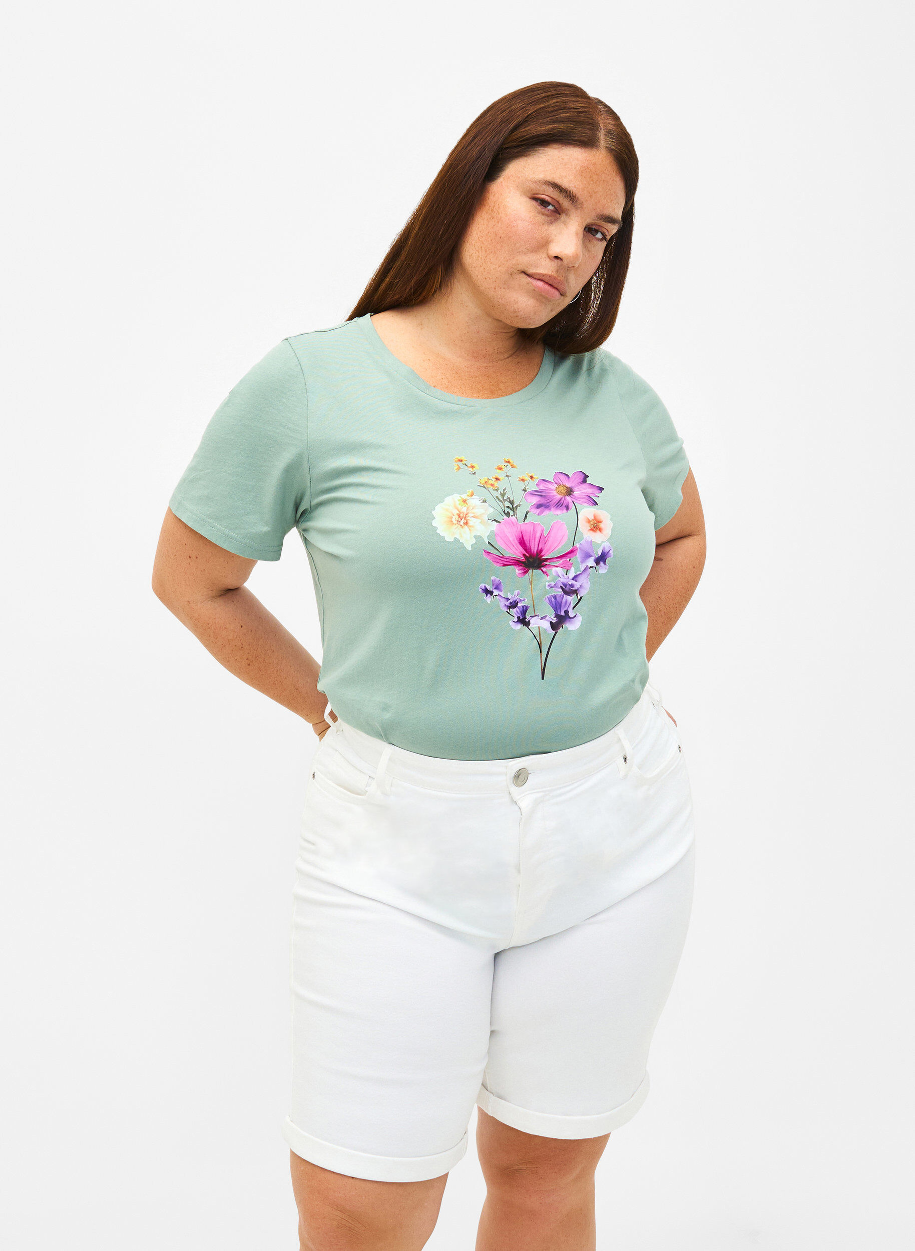 Zizzi T&aelig;tsiddende denimshorts med h&oslash;j talje, Bright White, Model image number 0