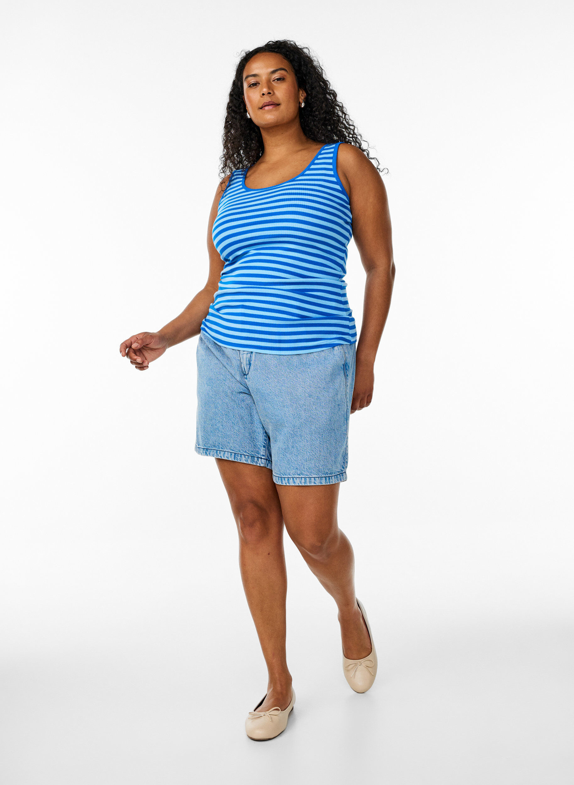 Zizzi Stribet tanktop med ribstruktur, O. Air Daphne Stripe, Model image number 2