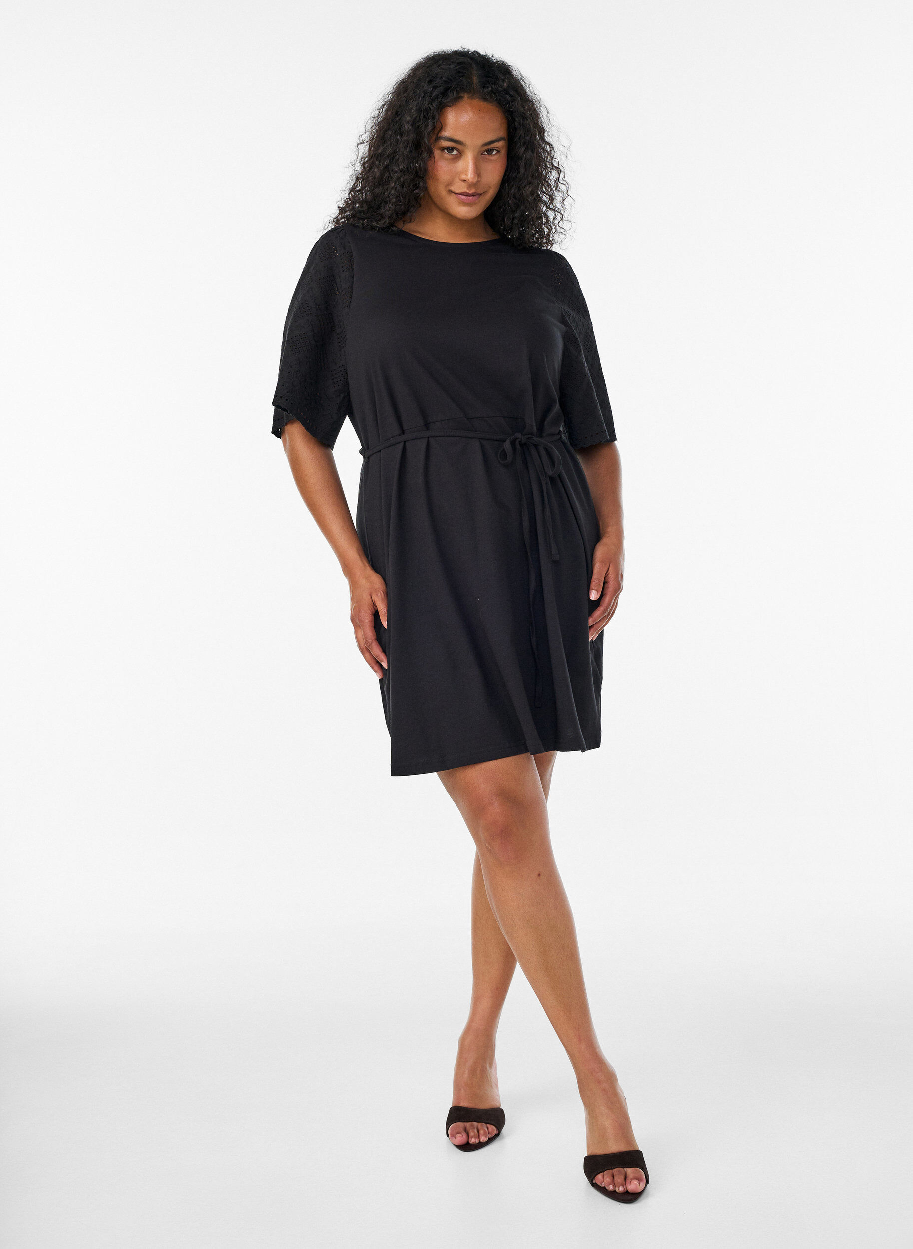 ZizziBomuldskjole med broderie anglaise-&aelig;rmer og bindeb&aring;nd, Sort, Model image number 1