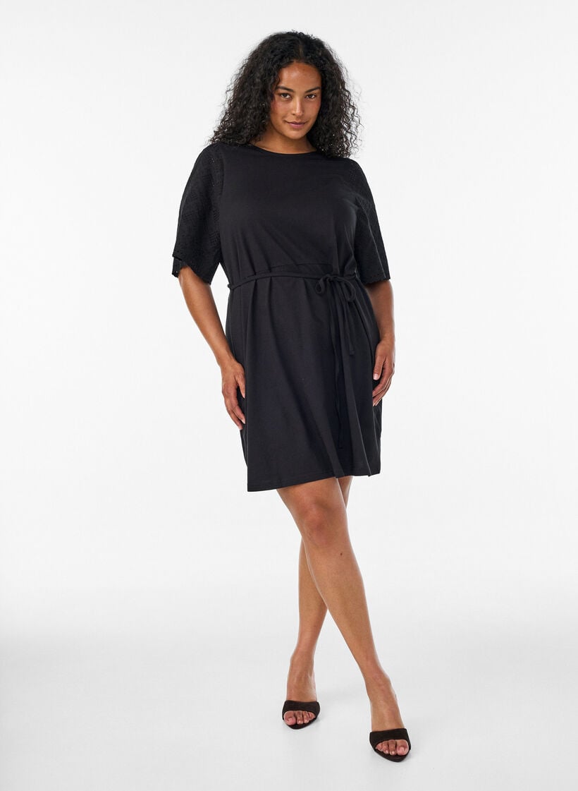 Bomuldskjole med broderie anglaise-&aelig;rmer og bindeb&aring;nd, Sort, Model image number 1