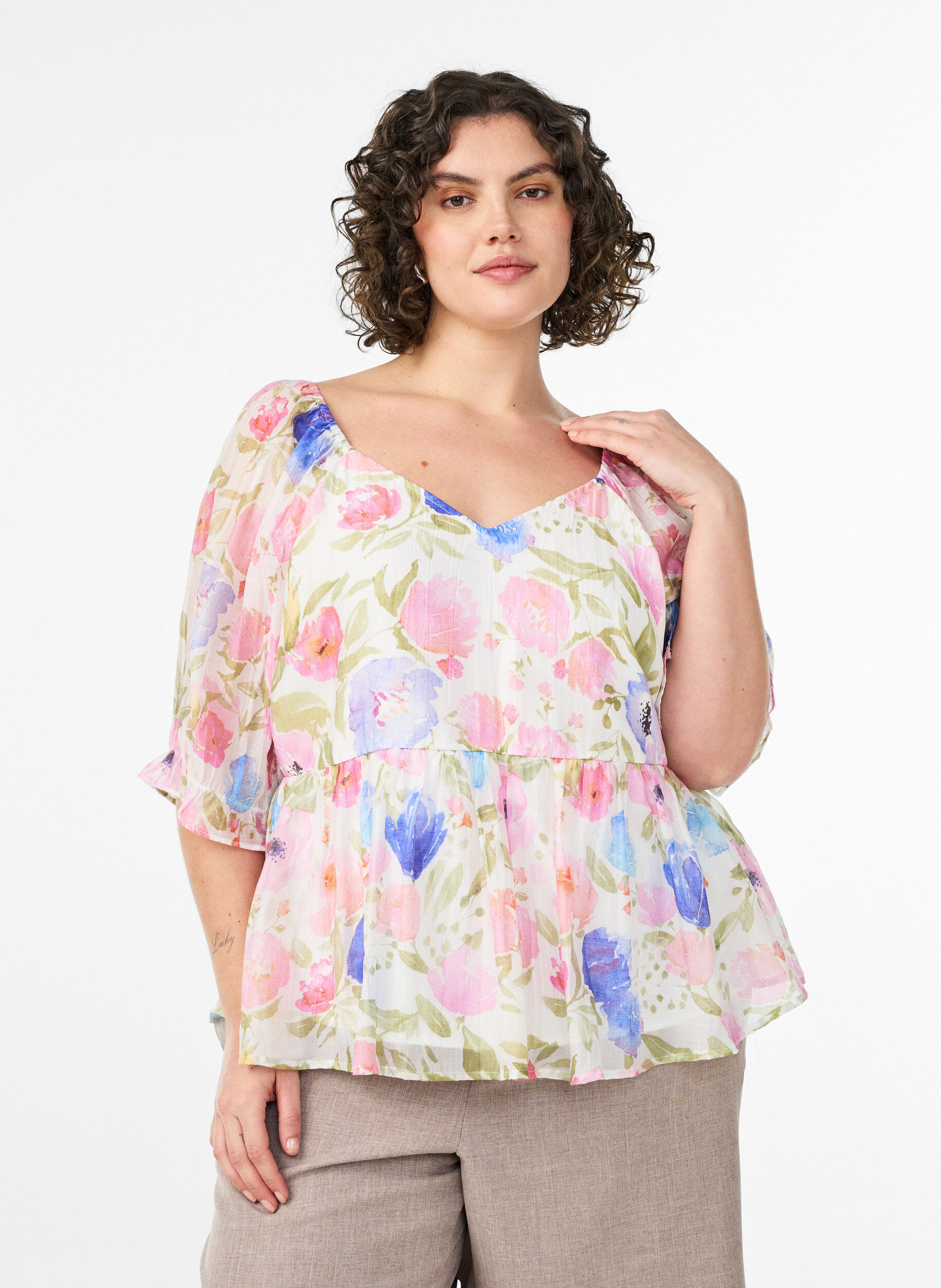 Zizzi Bluse i lyocell med blomsterprint og hjerteudsk&aelig;ring, Hvid, Model image number 0