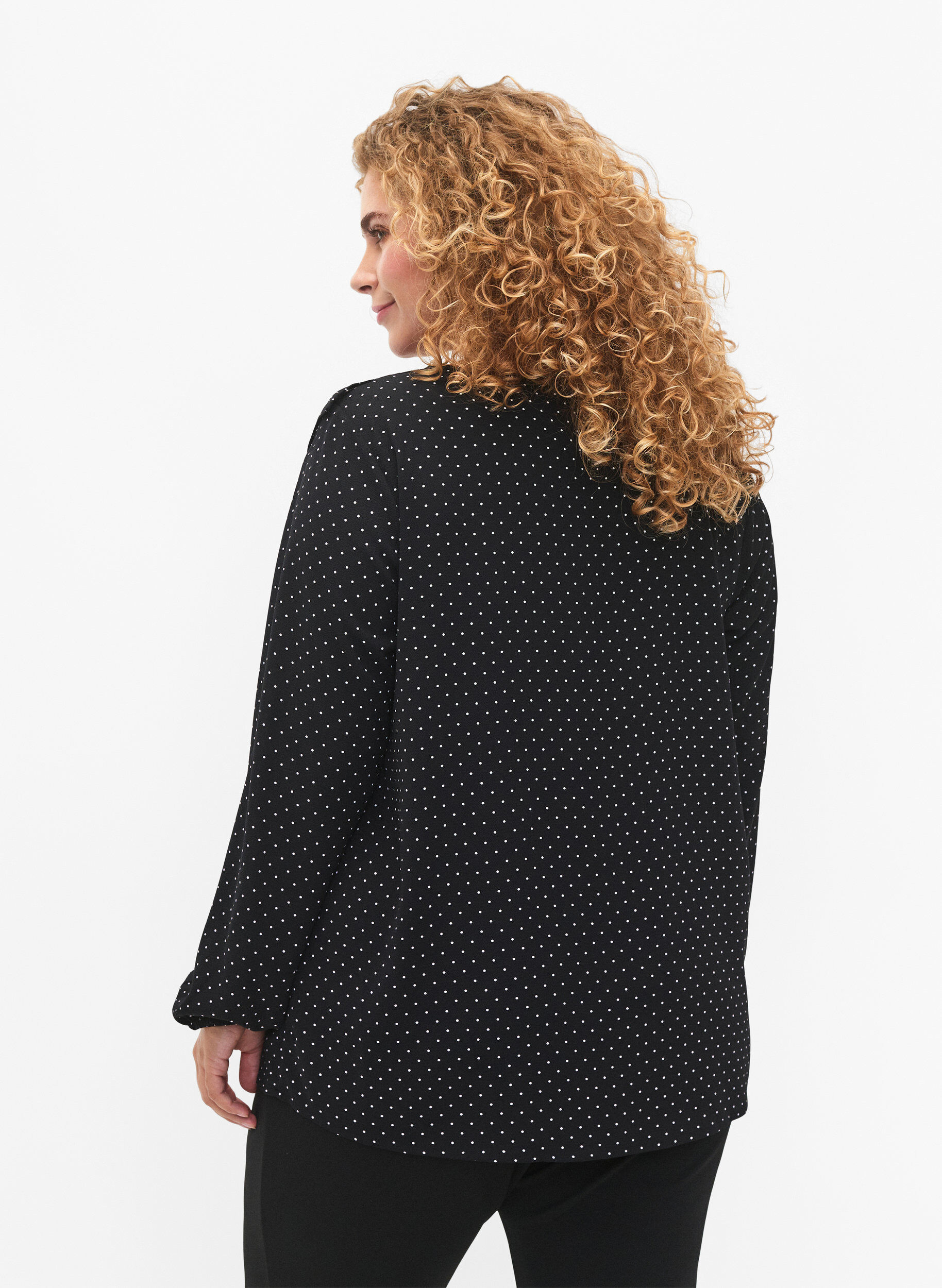 Zizzi Lang&aelig;rmet bluse med fl&aelig;ser, Black Dot, Model image number 1