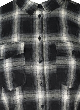 Ternet skjorte med brystlommer, Black checked, Packshot image number 2