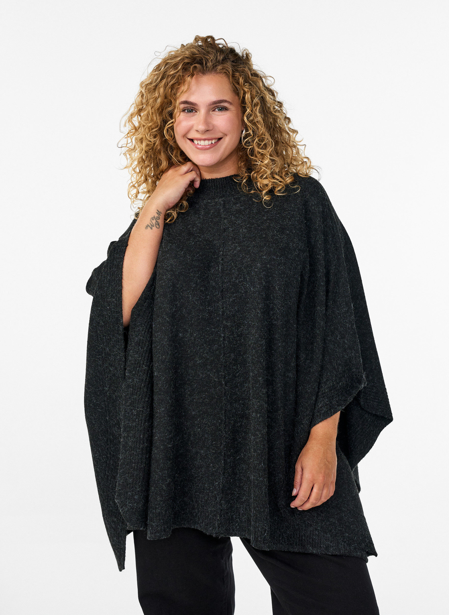 Zizzi Poncho med ribdetaljer og rund hals, Gr&aring;, Model image number 0