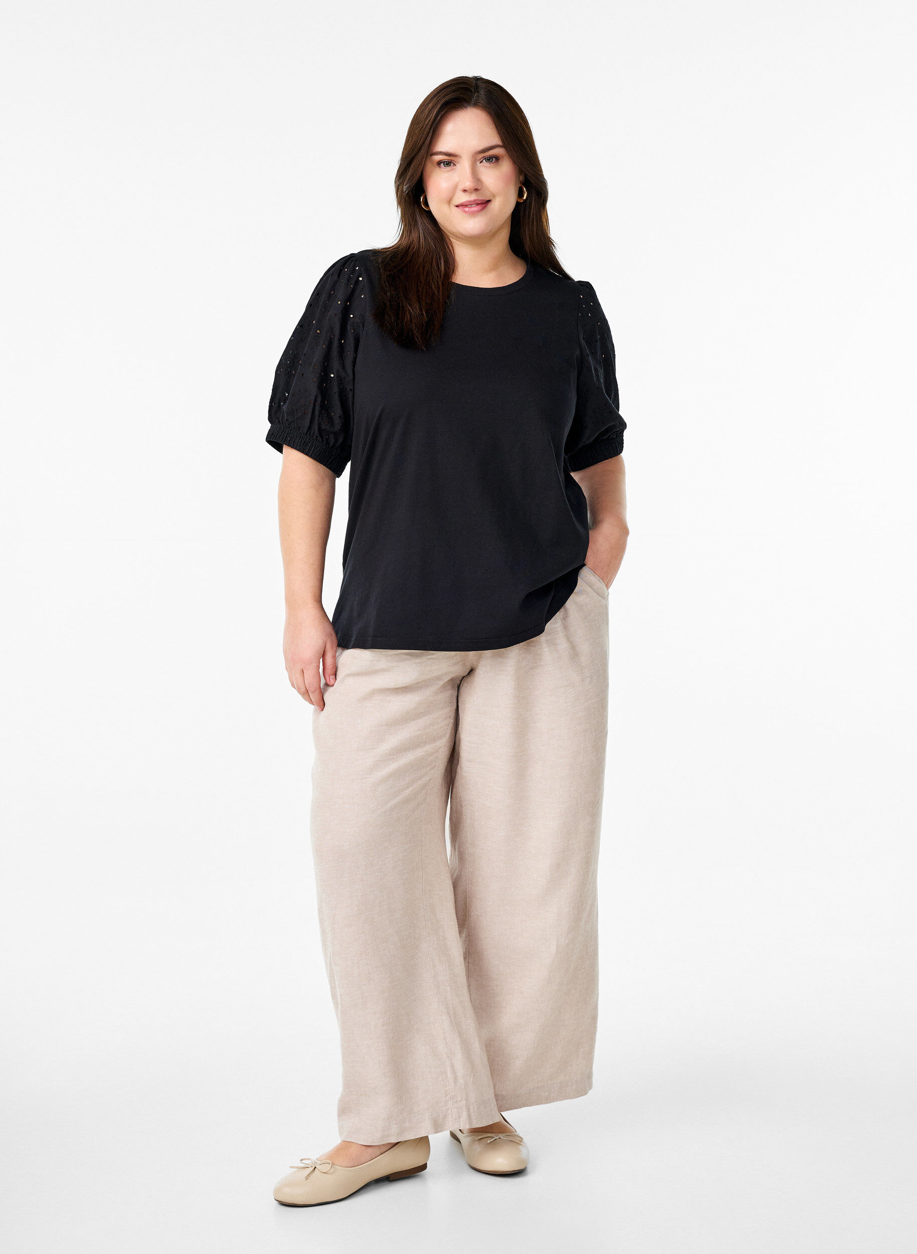 Zizzi T-shirt med broderi anglaise &aelig;rmer, Sort, Model image number 1