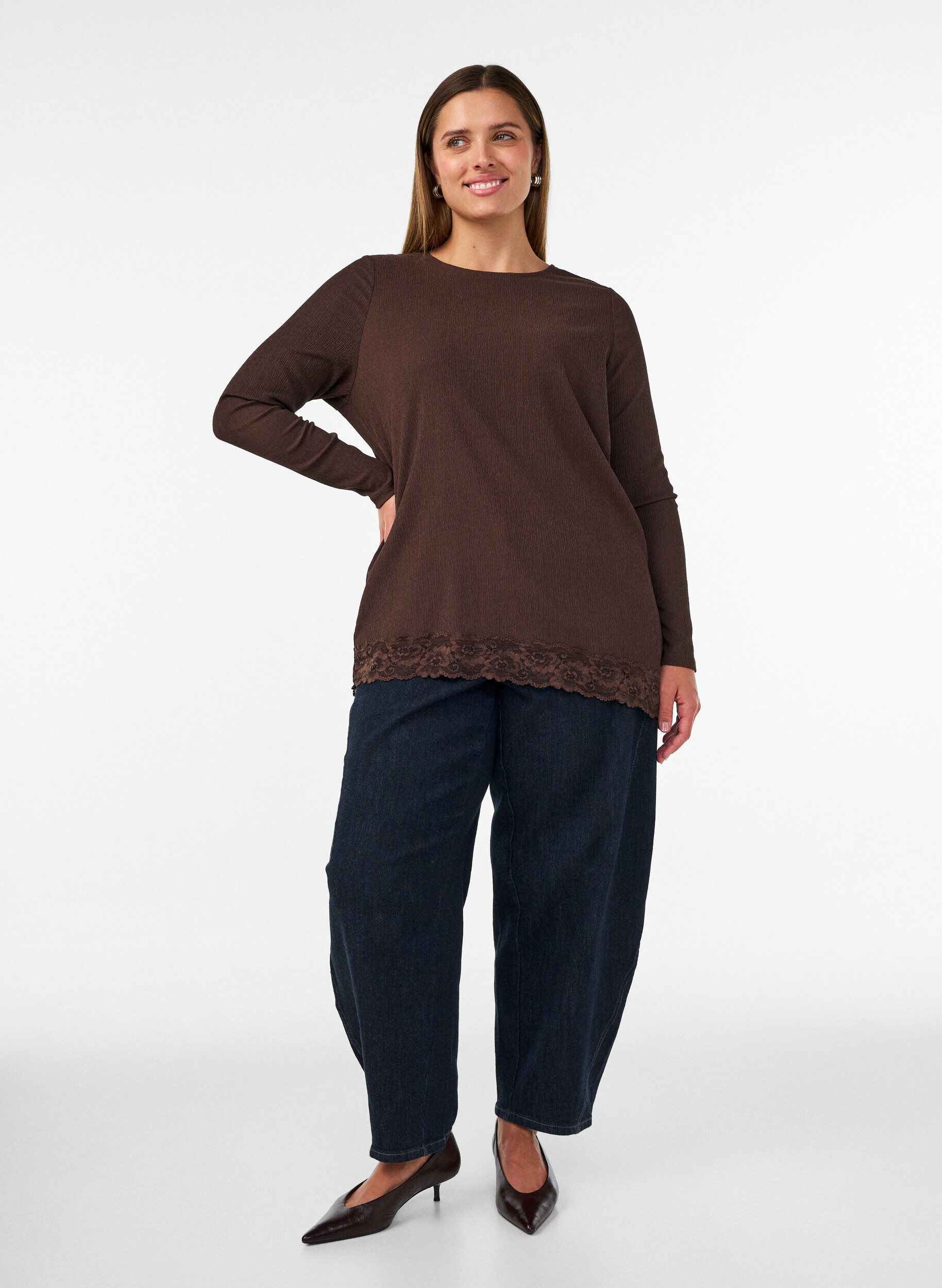 ZizziJerseybluse med asymmetrisk blondekant, Brun, Model image number 1