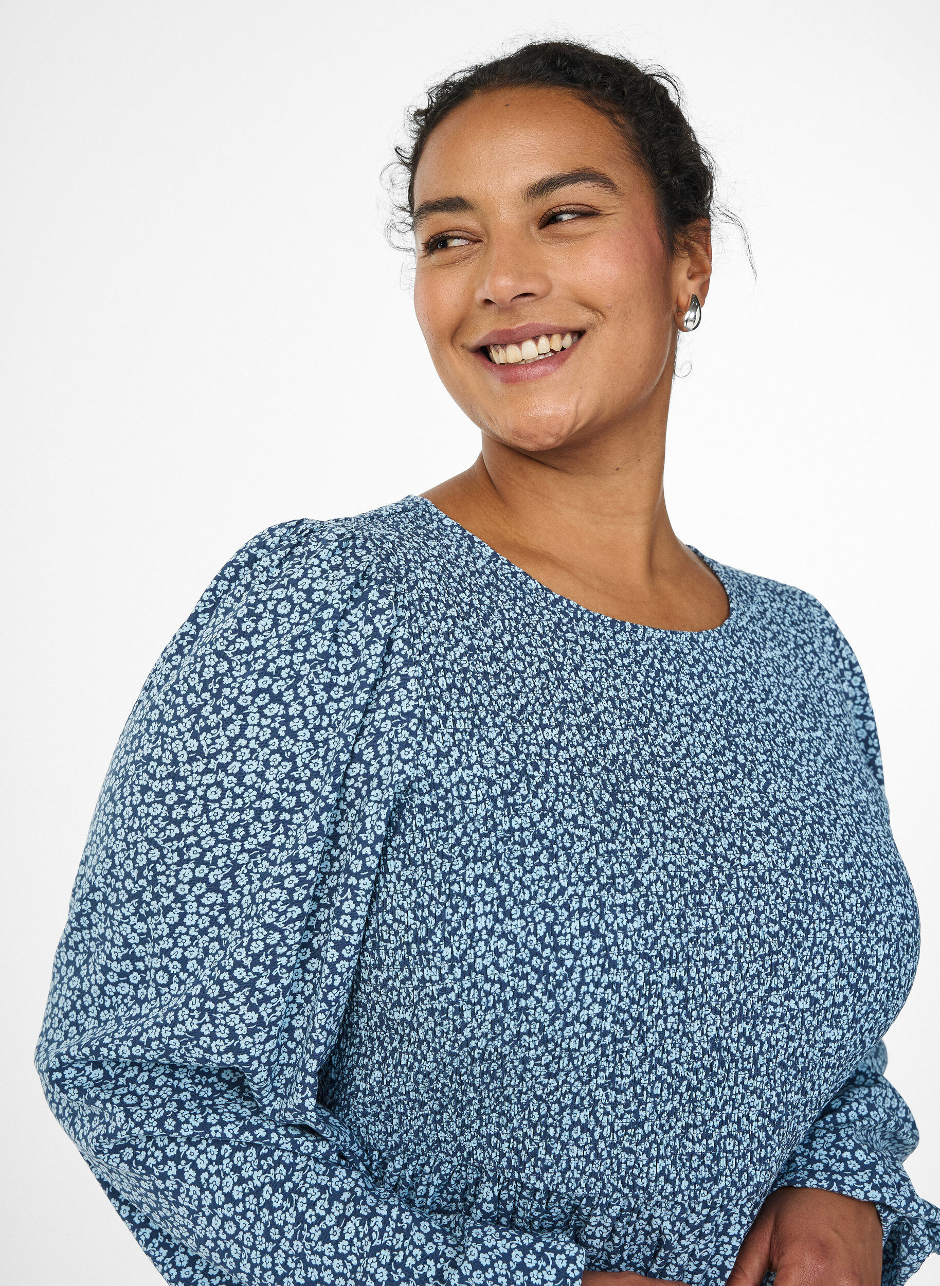 ZizziKjole med smock-overdel og sm&aring;blomstret m&oslash;nster, Bl&aring;, Model image number 3