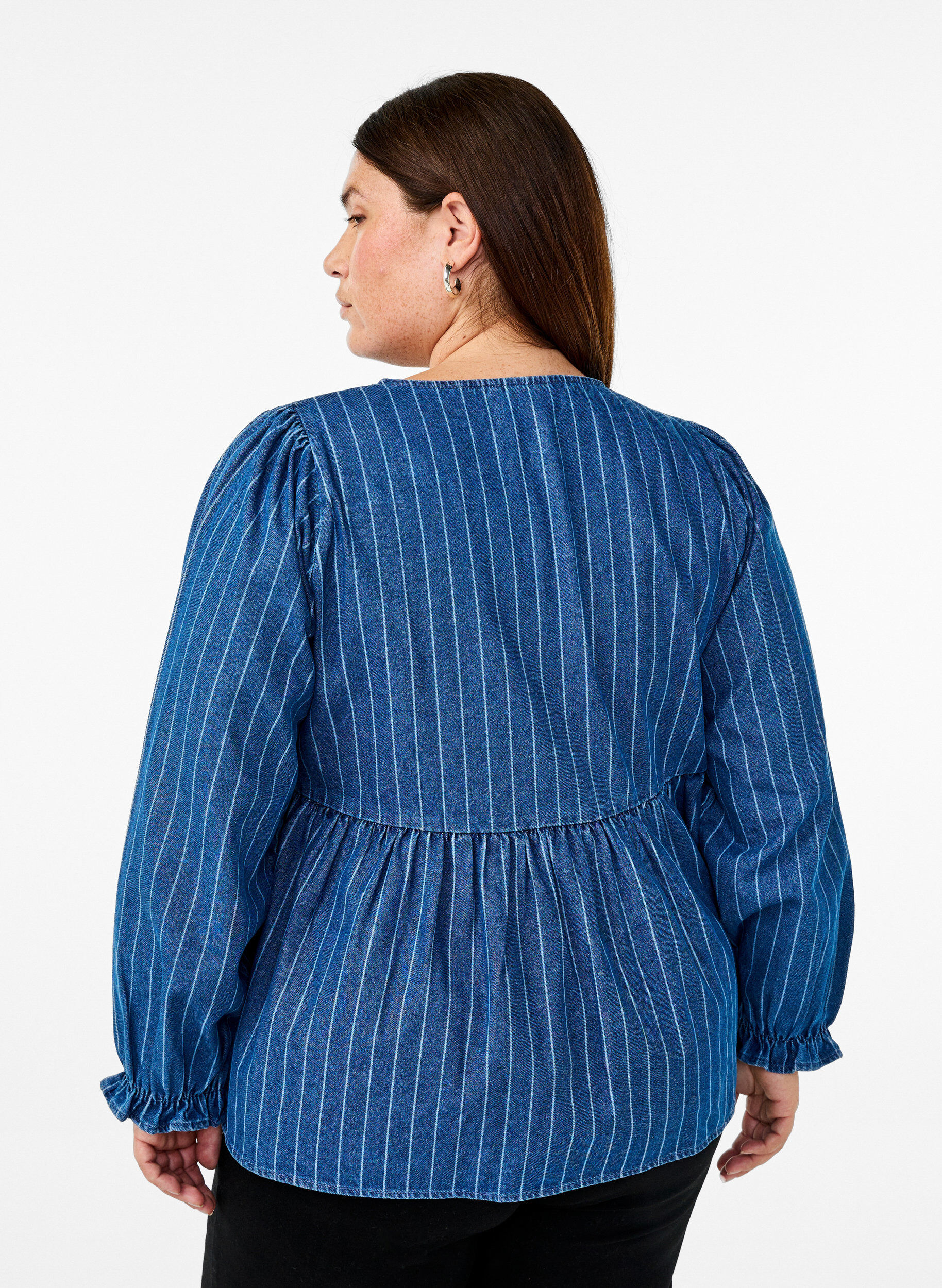 Zizzi Stribet denimbluse med bindeb&aring;nd foran, Bl&aring;, Model image number 2