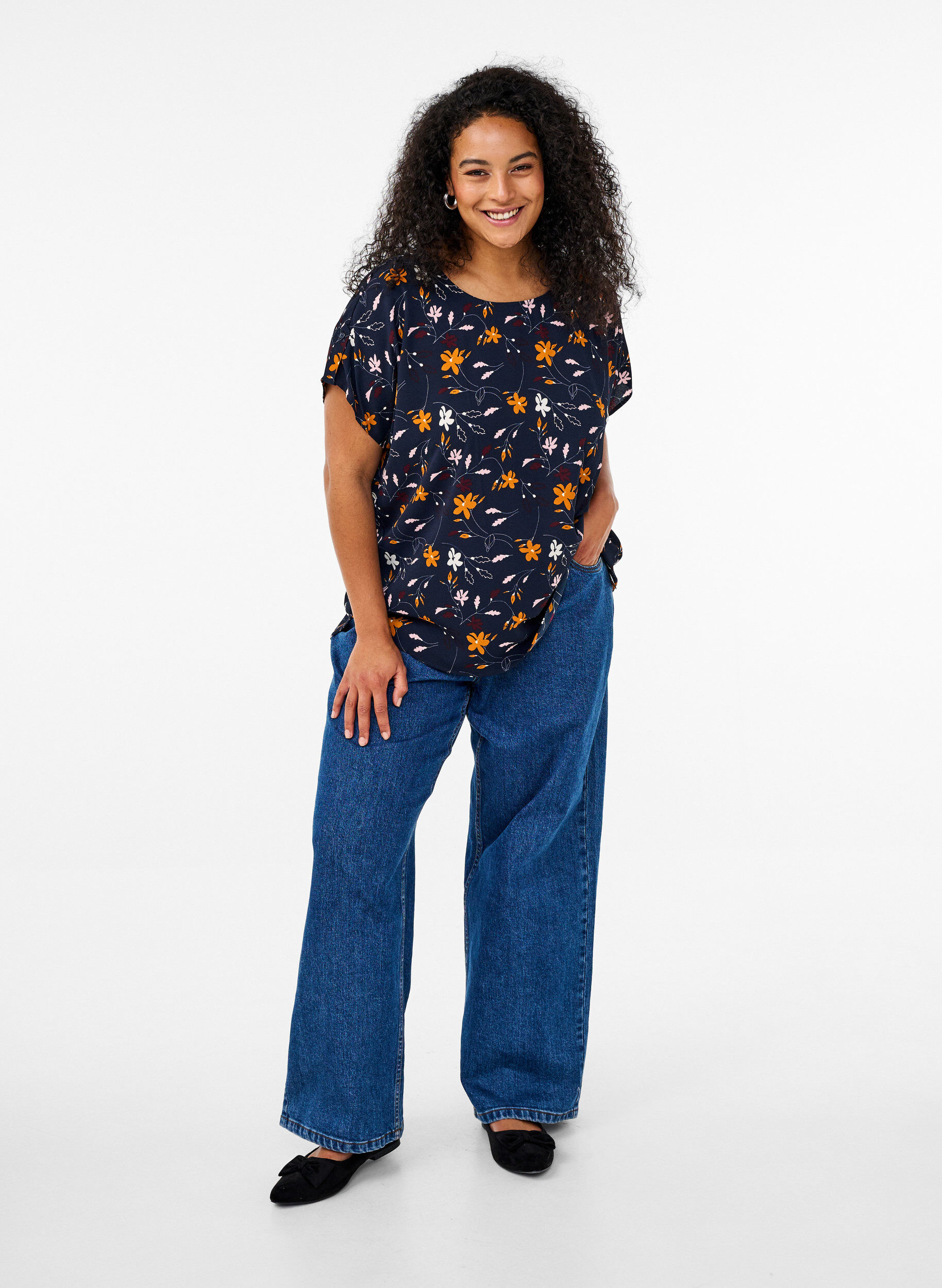 Zizzi Kort&aelig;rmet bluse med blomsterprint, Sky Captain Flower, Model image number 3