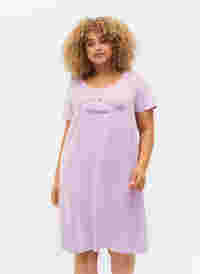 Kortærmet natkjole i bomuld, Lilac Breeze w. Life, Model