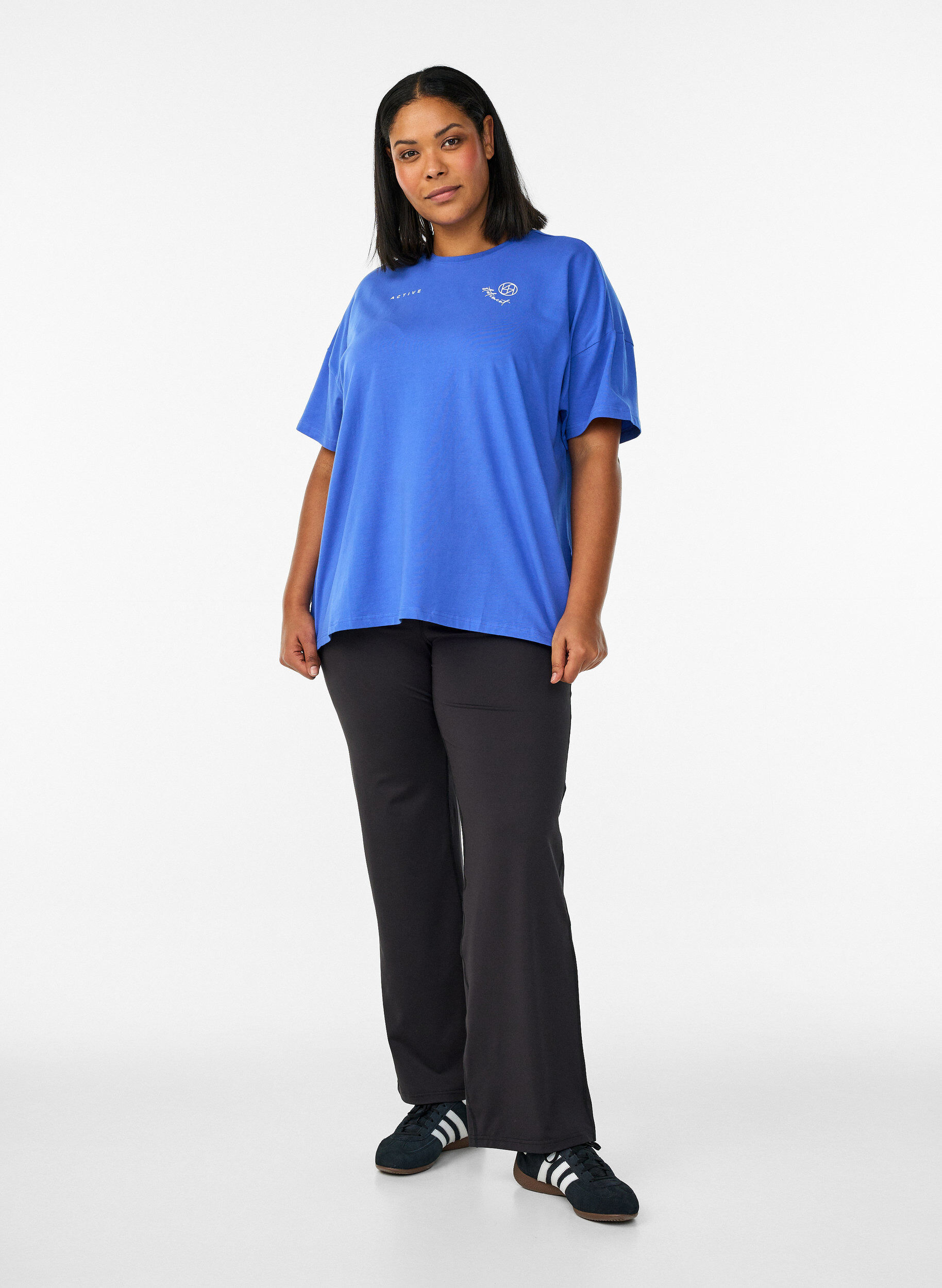 Zizzi T-shirt i &oslash;kologisk bomuld med lille frontmotiv, Bl&aring;, Model image number 1