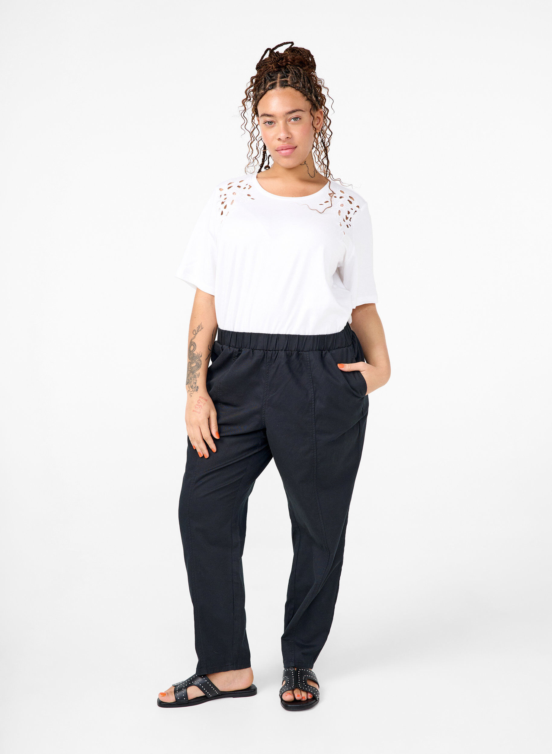 Zizzi T-shirt i &oslash;kologisk bomuld med broderidetaljer, Bright White, Model image number 2