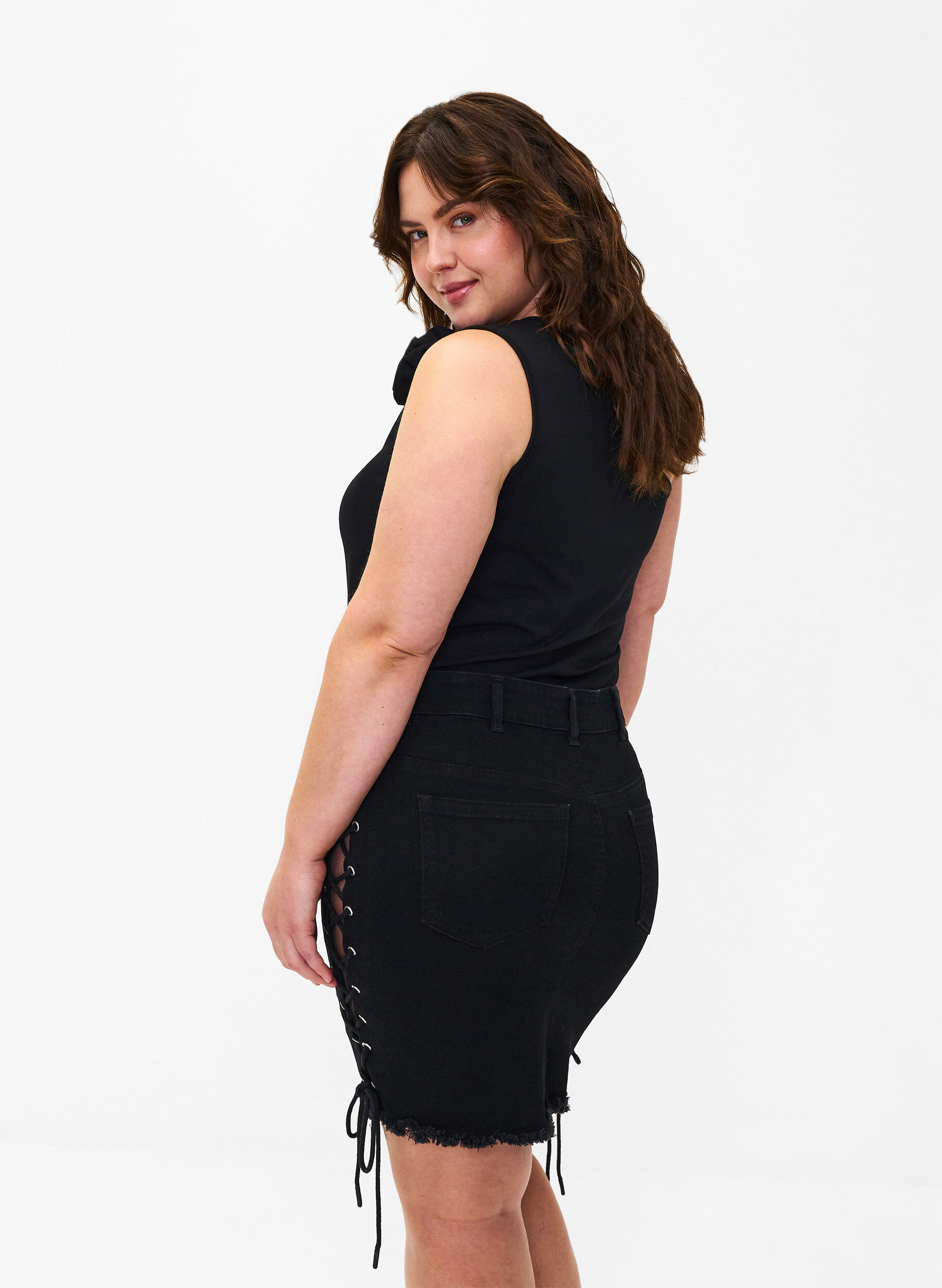 Zizzi Kort denimnederdel med sn&oslash;redetaljer, Black, Model image number 1