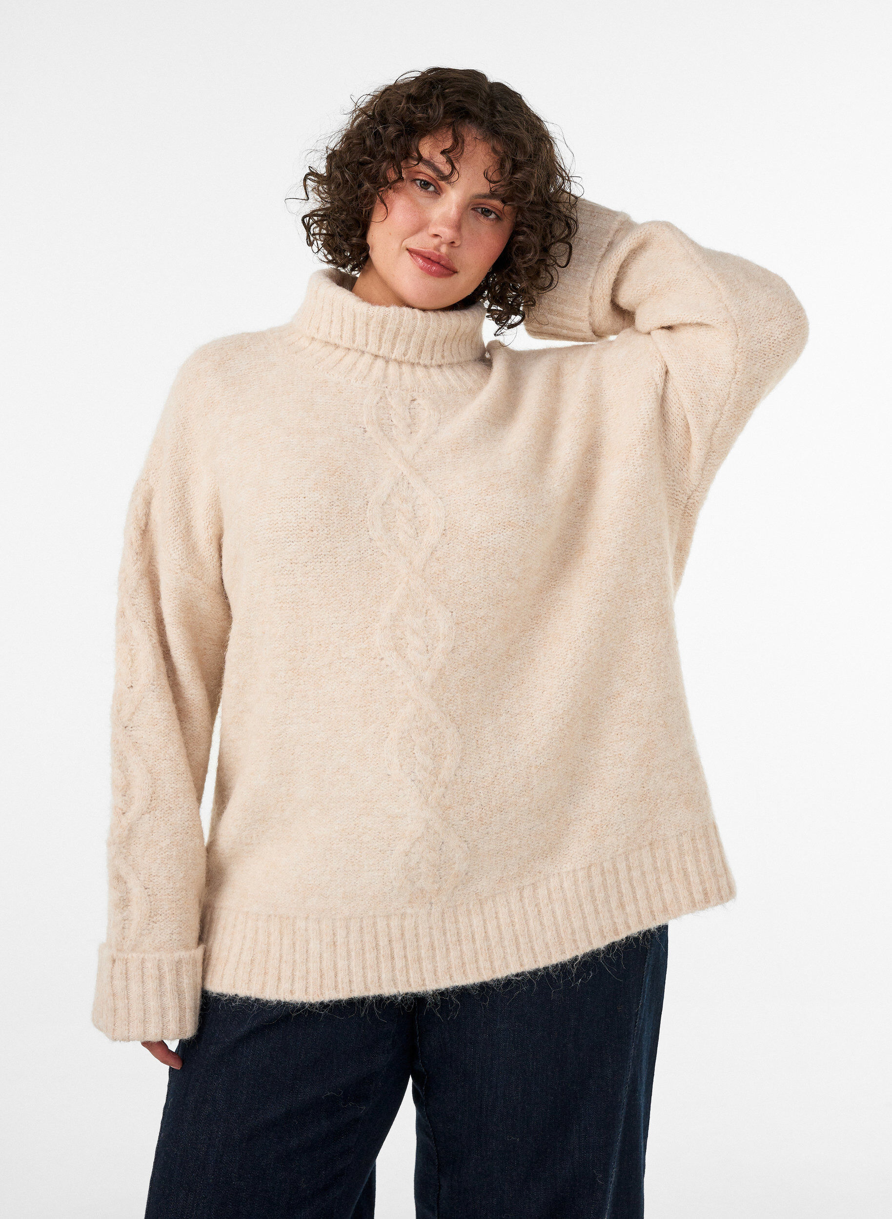 Strikbluse med rullekrave og kabelstrik, Vanilla, Model