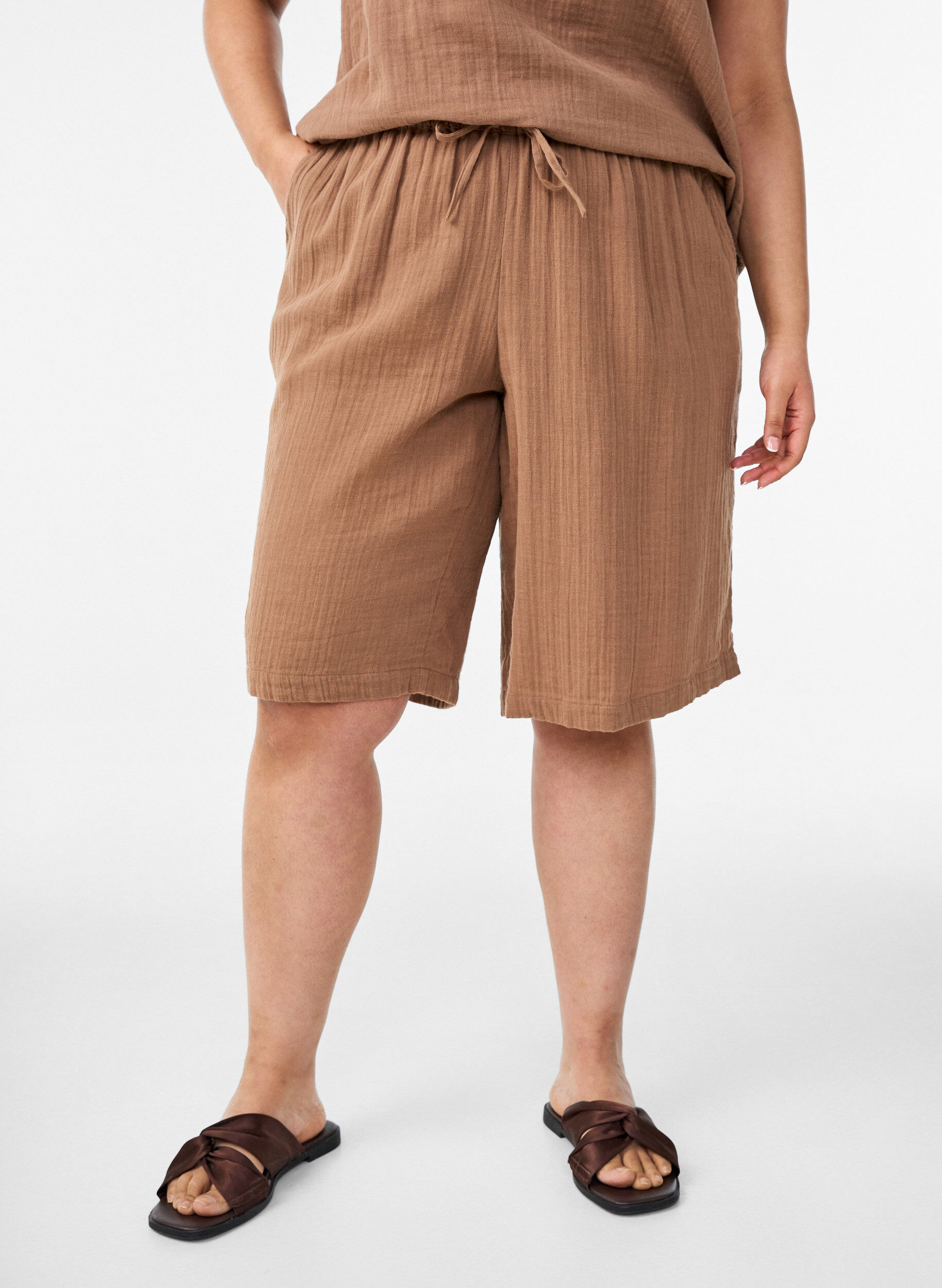 ZizziL&oslash;se shorts i bomuldsmusselin med h&oslash;j talje, Brun, Model image number 0