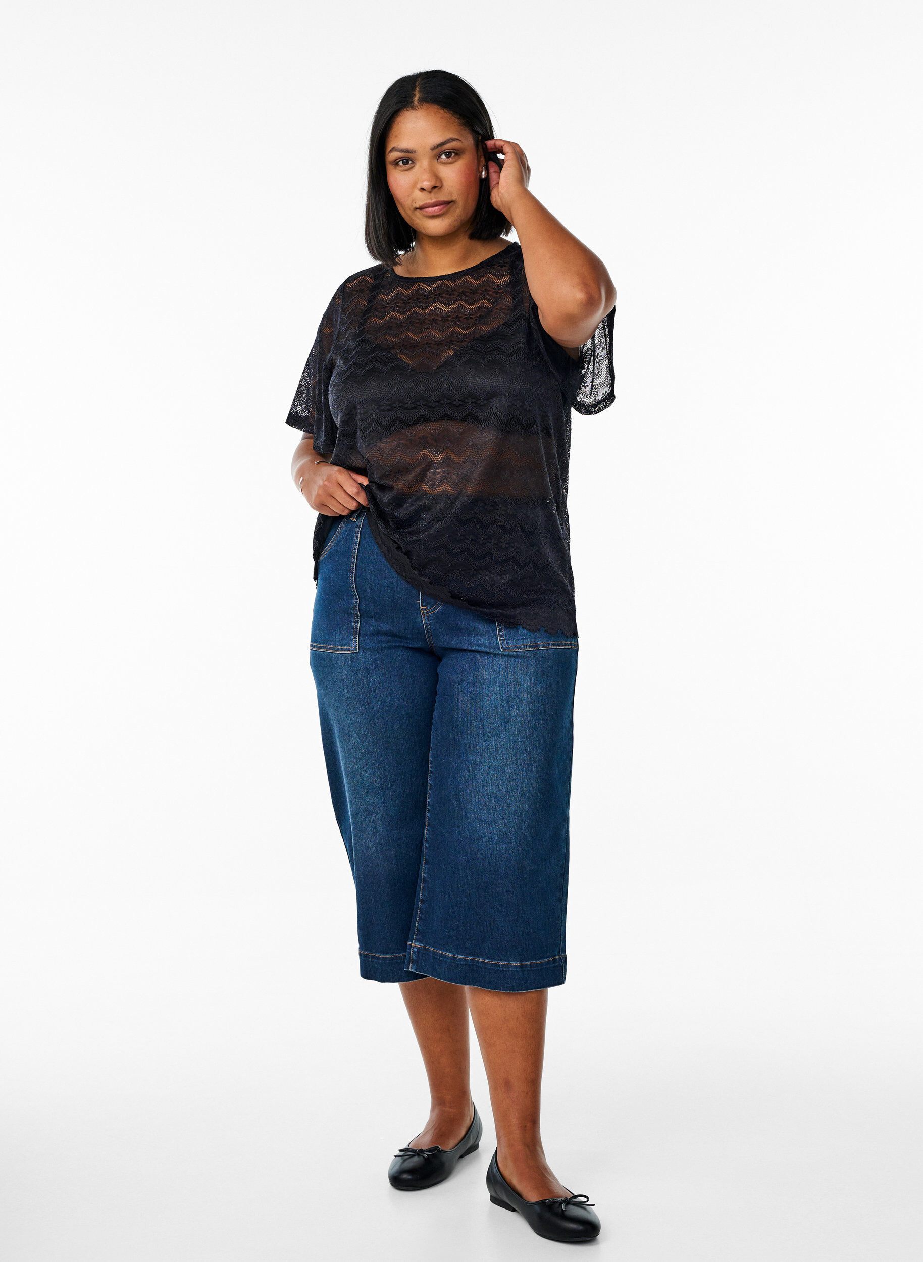 Zizzi Blondebluse med korte &aelig;rmer og b&oslash;lget kant, Sort, Model image number 1