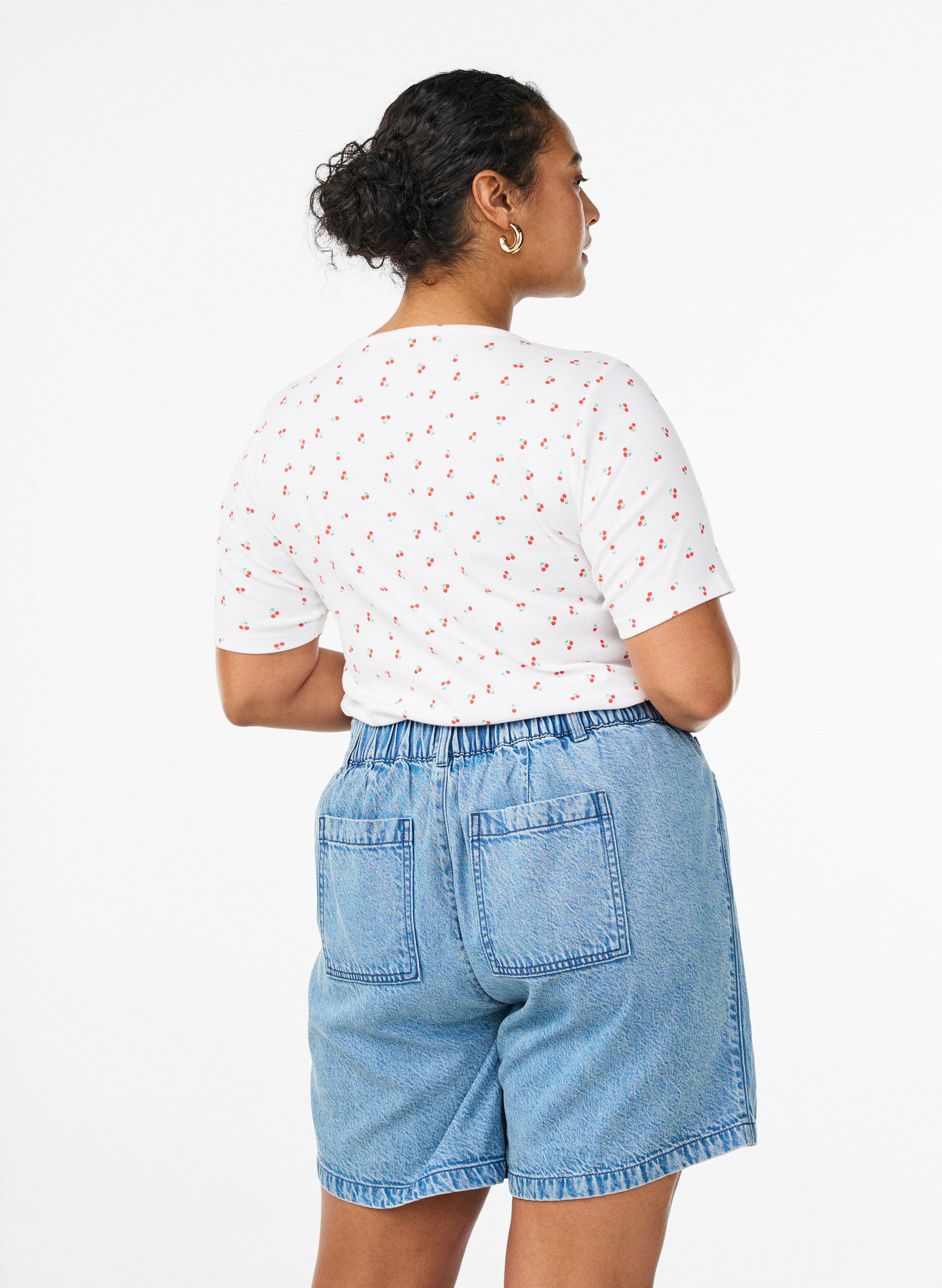 Zizzi L&oslash;se denimshorts med h&oslash;j talje, Bl&aring;, Model image number 2