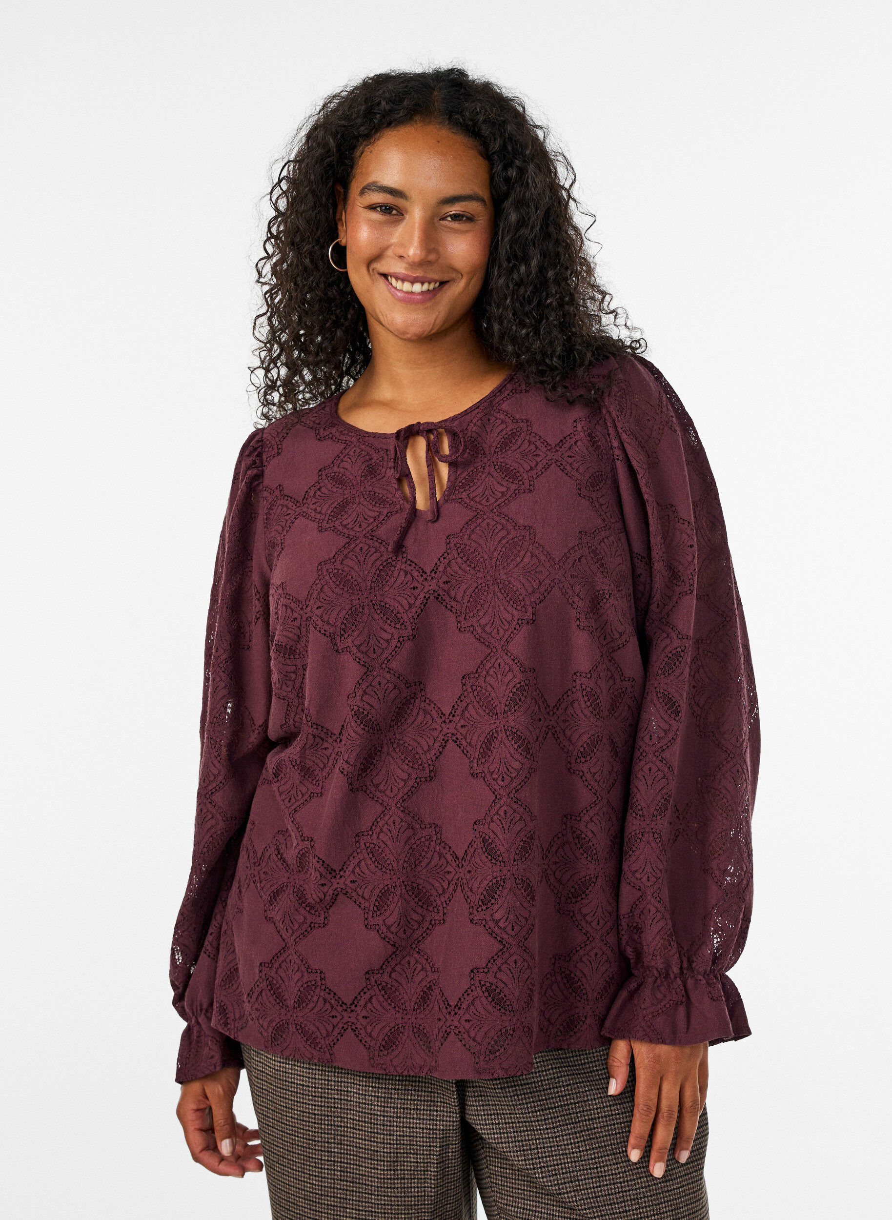Lang&aelig;rmet bluse med blondem&oslash;nster, M&oslash;rk Bordeaux, Model