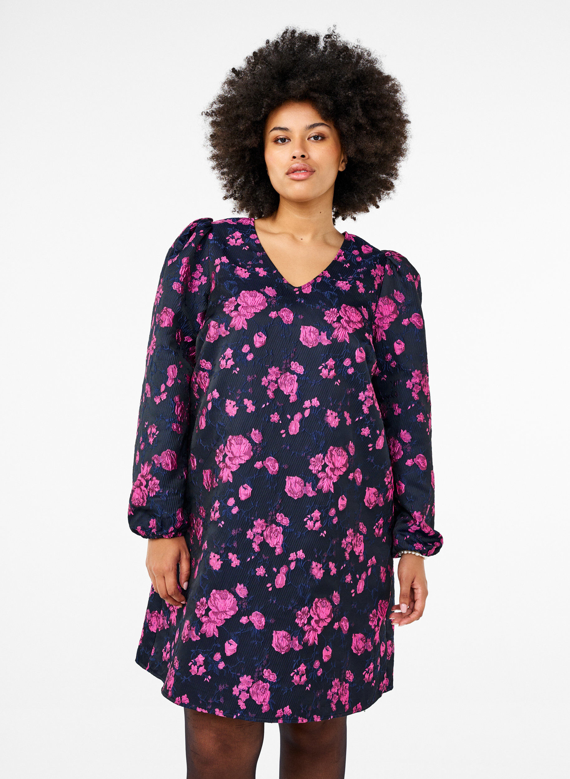 Zizzi Kort jacquard kjole med lange &aelig;rmer, Black w. Red Rose, Model image number 0