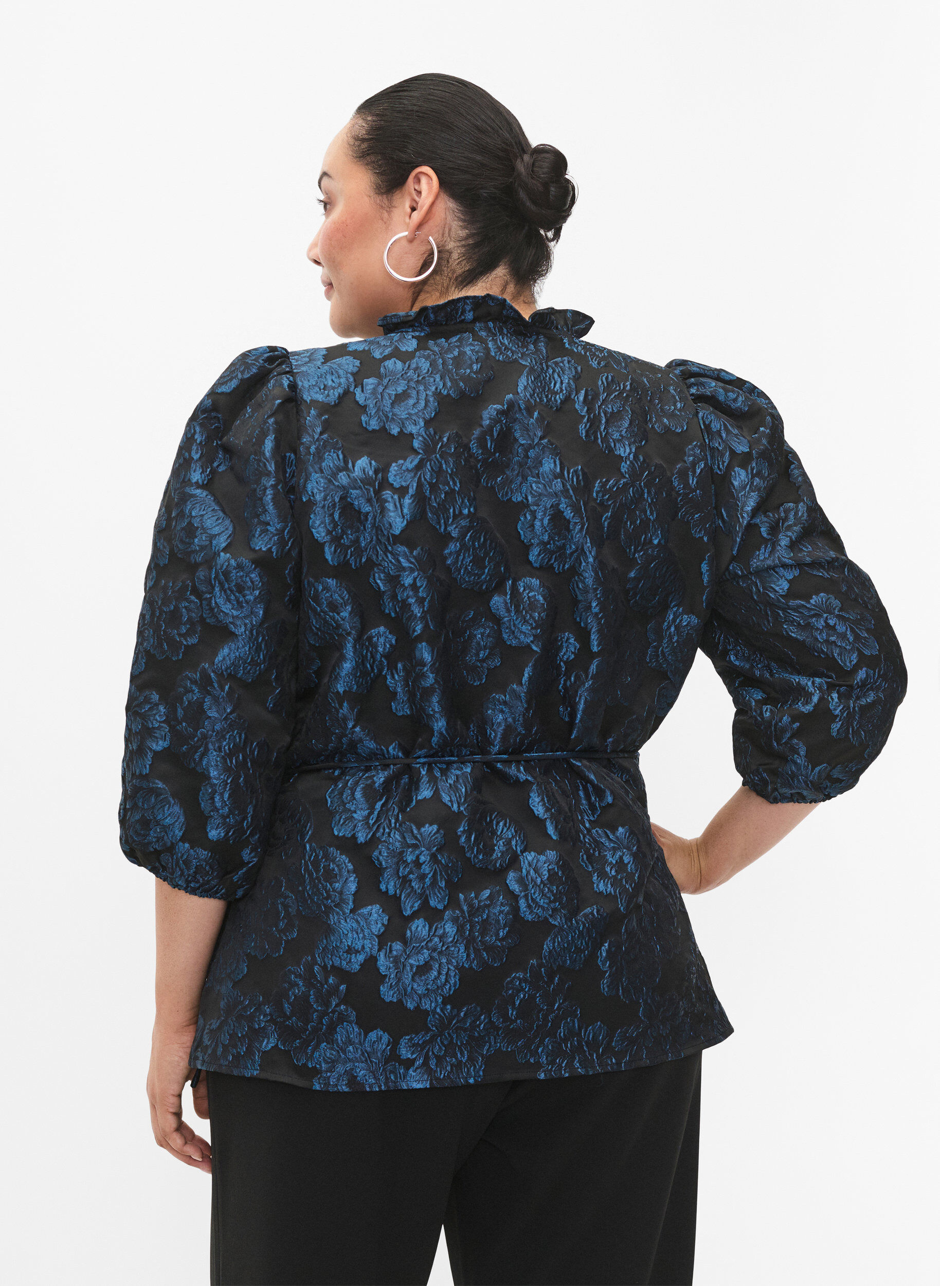 Zizzi Wrapbluse i jacquard med 3/4 &aelig;rmer, Black Blue, Model image number 1