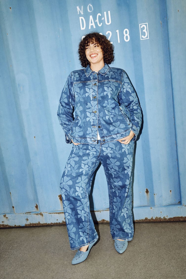 Denimjakke med blomstret m&oslash;nster, , Model