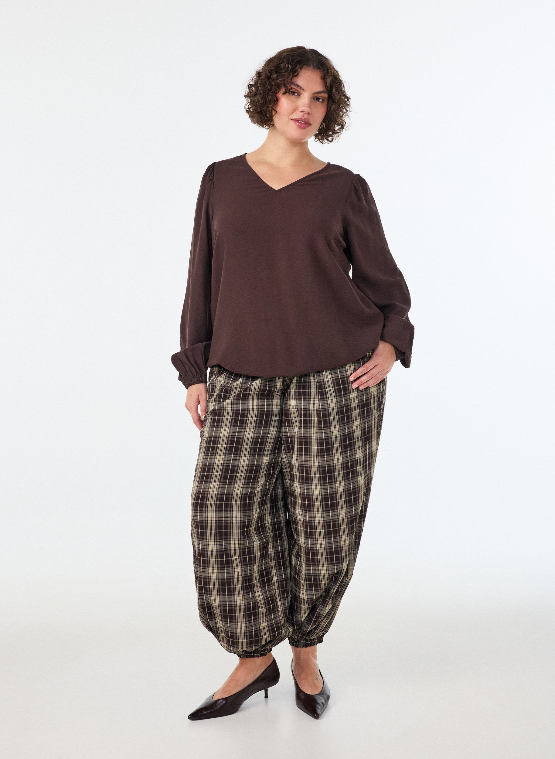 ZizziViskosebluse med V-hals og ballonpasform, Brun, Model image number 1