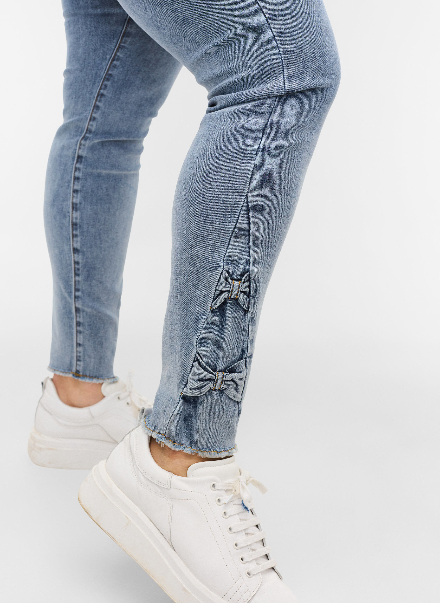 Zizzi Cropped Amy jeans med sl&oslash;jfer, Light blue, Model image number 2