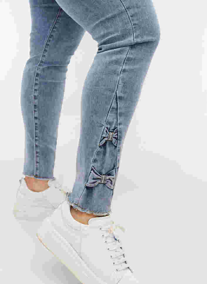 Cropped Amy jeans med sløjfer, Light blue, Model image number 2