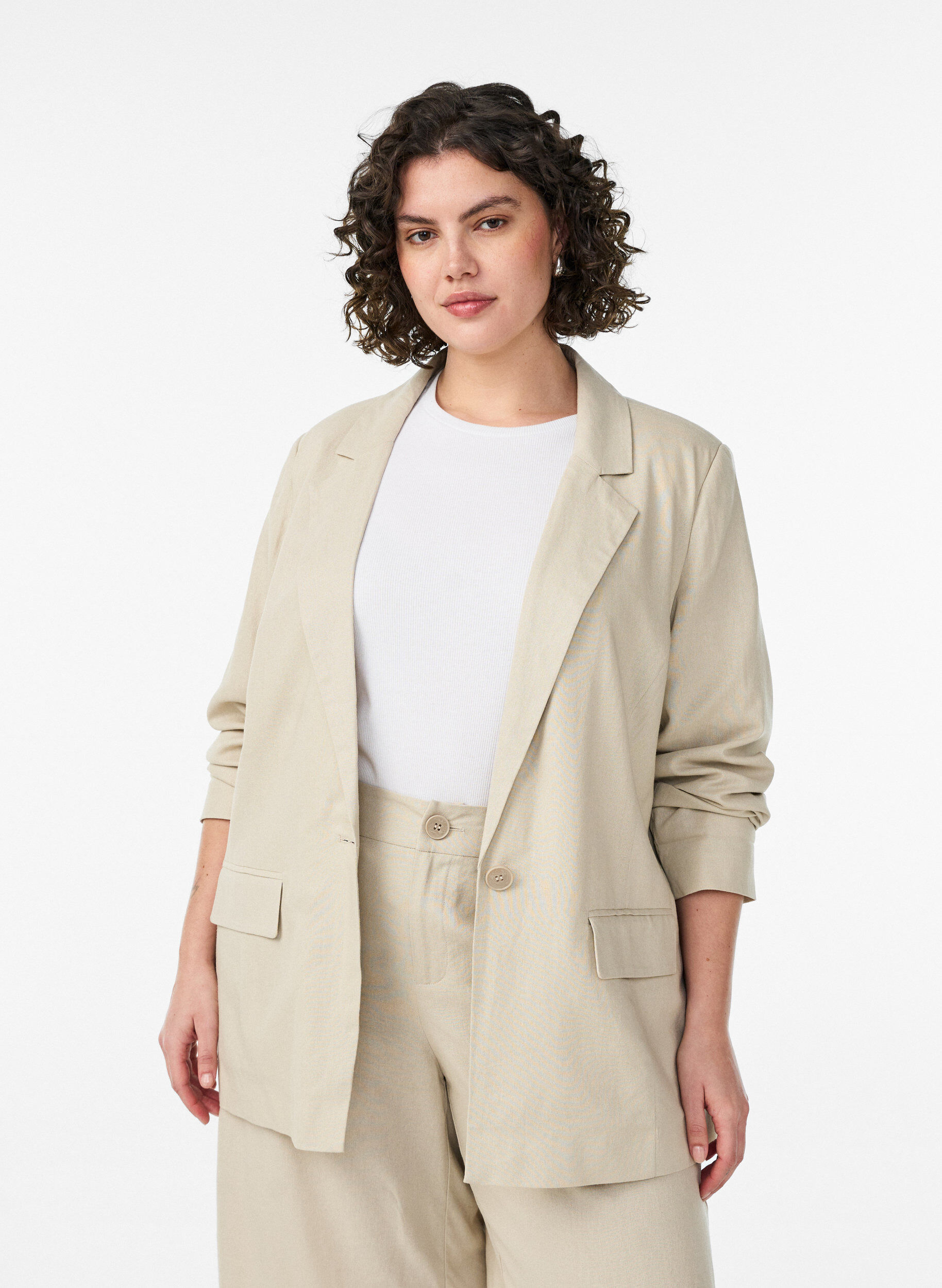 Zizzi Blazer i h&oslash;r og viskose med reverskrave og lommer, Beige, Model image number 0
