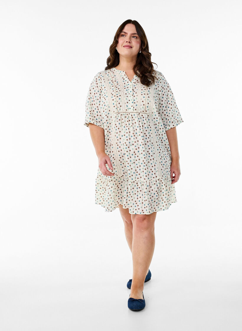 Kort viskosekjole med blondebånd og a-snit, Hvid, Model image number 1