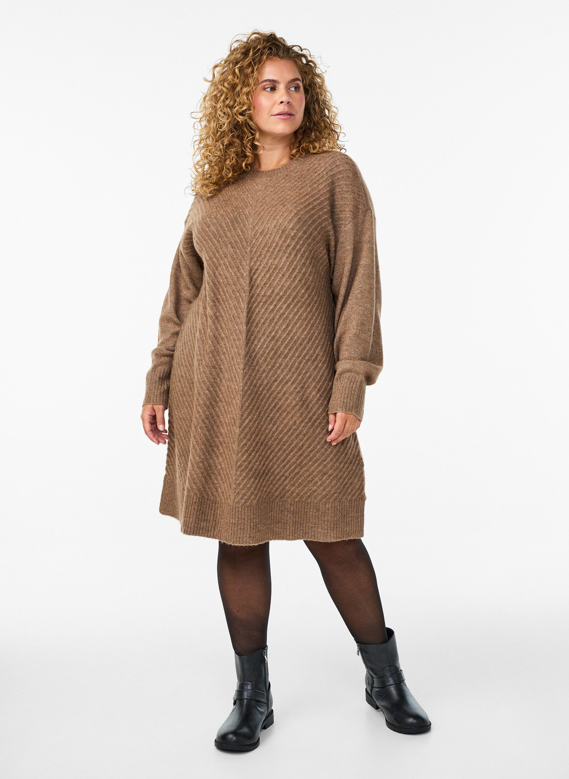 ZizziKort strikkjole med V-formet strukturm&oslash;nster, Brun, Model image number 1