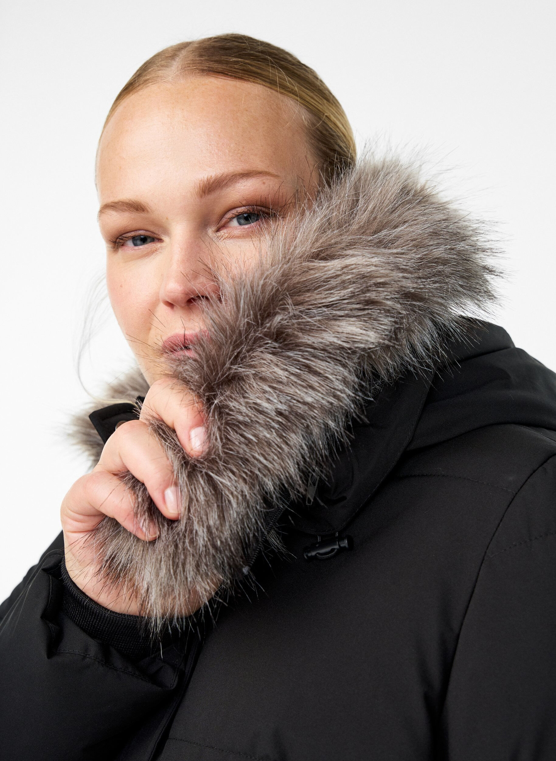 Zizzi Vandafvisende parka med h&aelig;tte og imiteret pelskant, Sort, Model image number 3