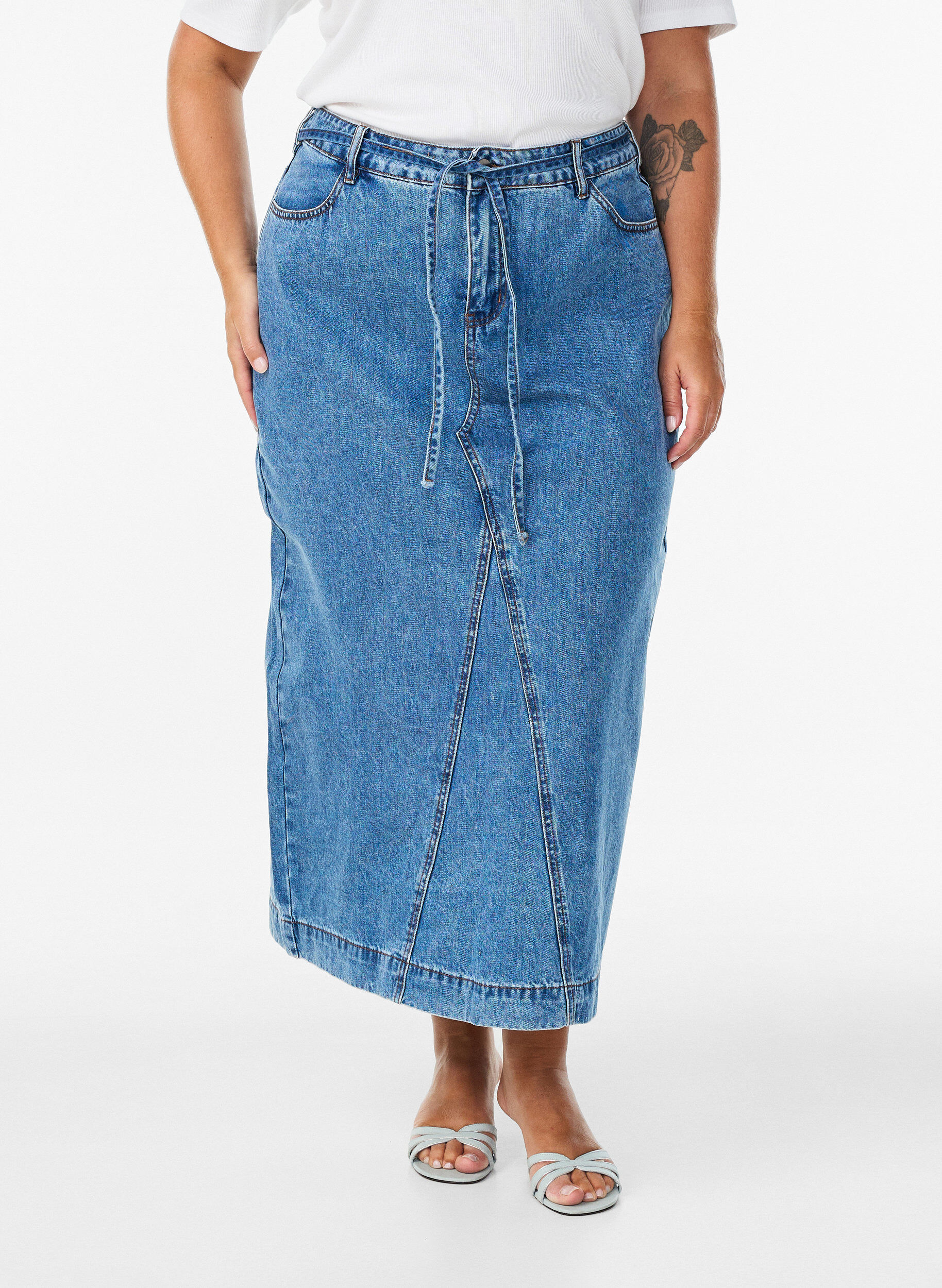 Zizzi Denim maxinederdel med bindeb&aring;nd, Bl&aring;, Model image number 2