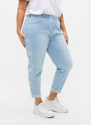 Cropped mom fit Mille jeans med broderi, Light blue denim, Model image number 3