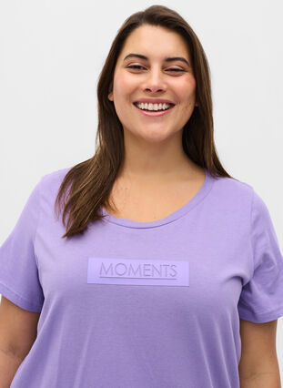 Kortærmet bomulds t-shirt med tryk , Paisley Purple TEXT, Model image number 2