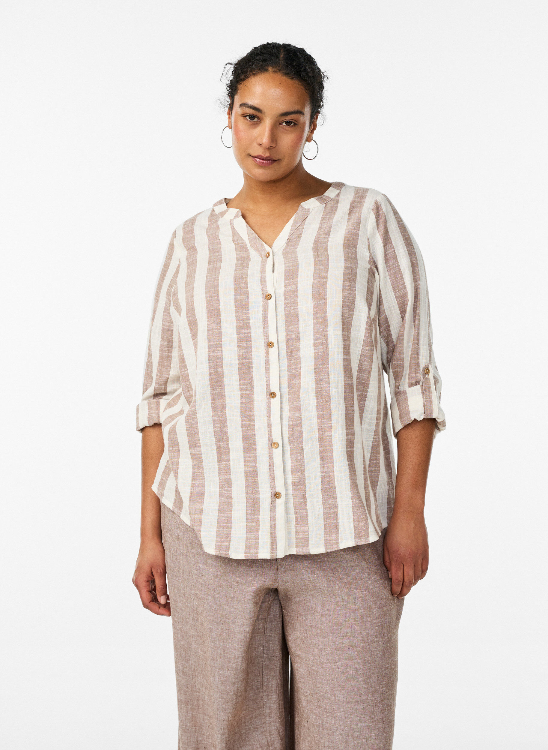 Skjortebluse i bomuld med V-udsk&aelig;ring, Beige, Model