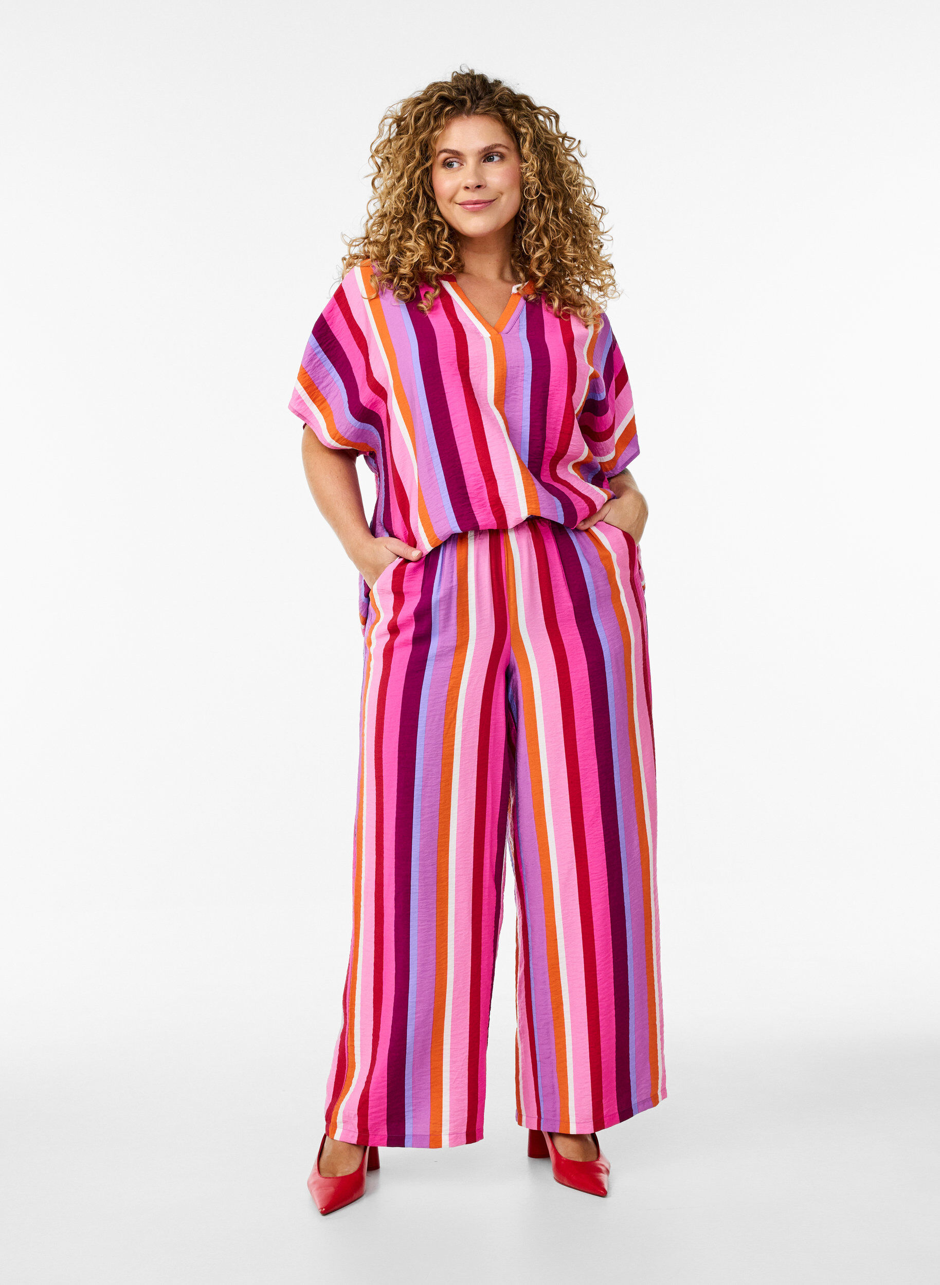 Zizzi Stribet viskosebluse med korte &aelig;rmer, Lyser&oslash;d, Model image number 1