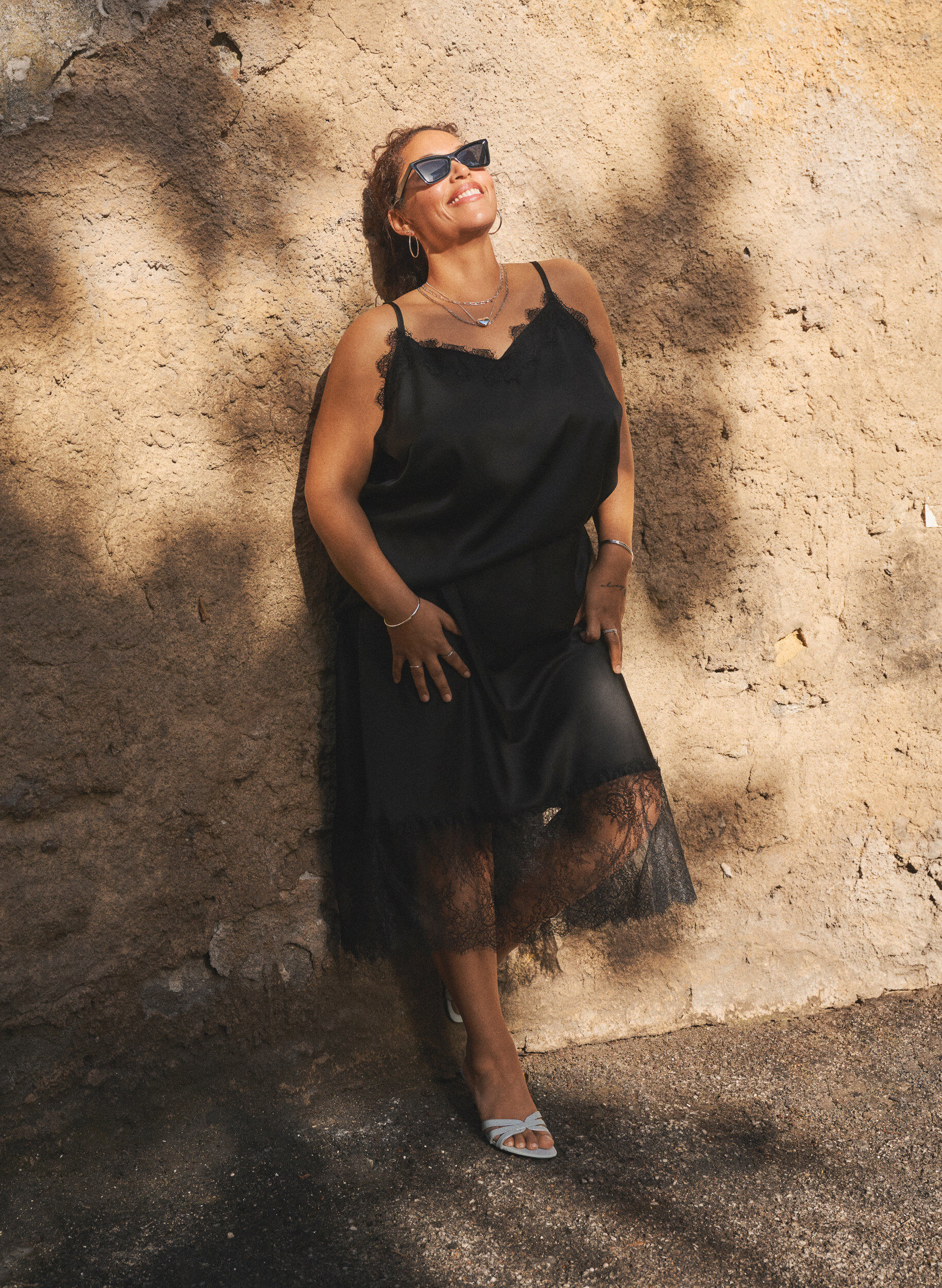 Zizzi Nederdel i satinlook med blondekant, Sort, Image image number 0