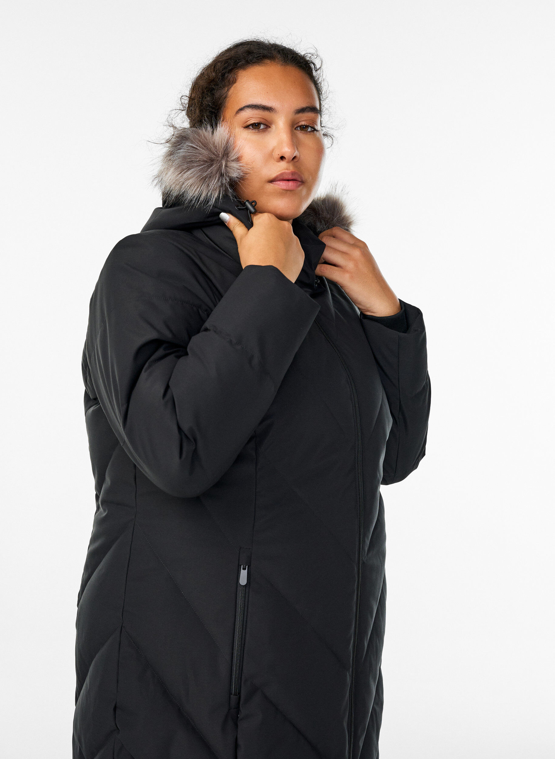 ZizziLang vinterjakke med h&aelig;tte og imiteret pelskrave, Sort, Model image number 3