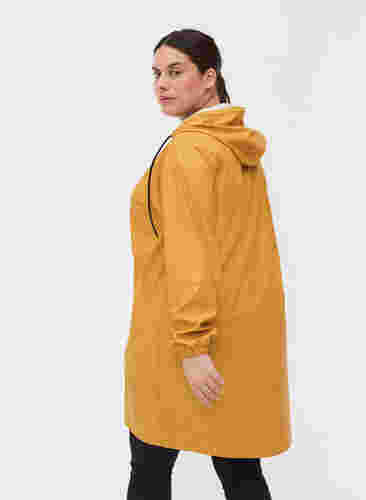 Regnjakke med hætte og knaplukning, Spruce Yellow, Model image number 1